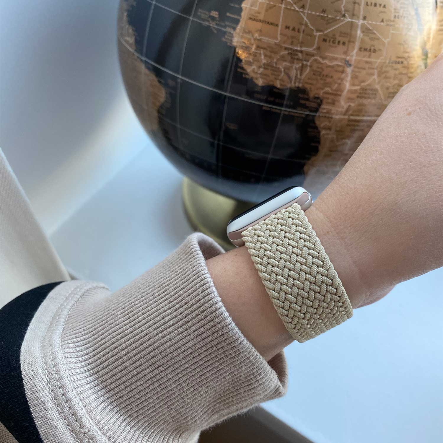 Apple-Watch-nylon-gevlochten-solo-band-beige-7440850177195-123watches-sfeer