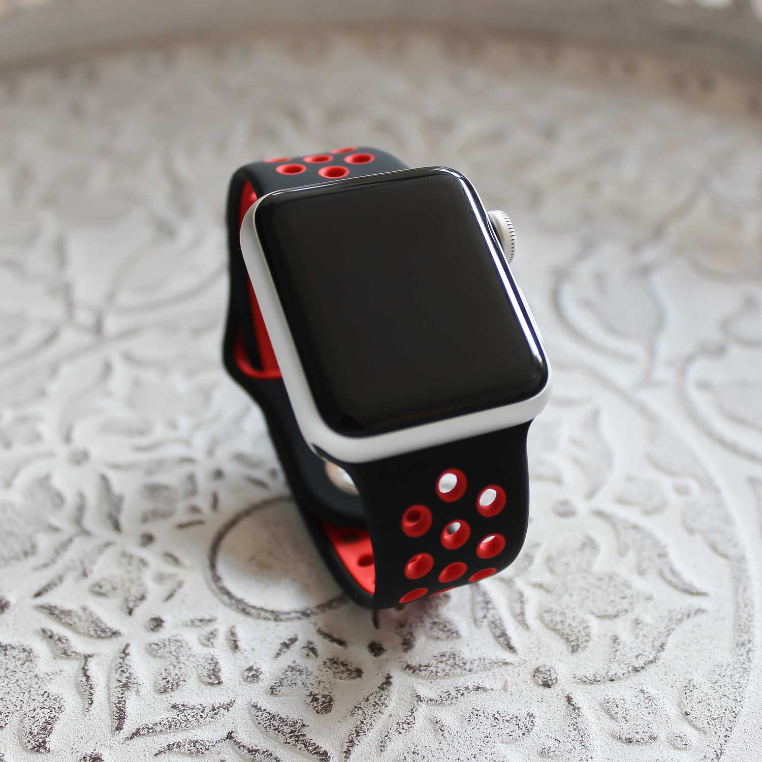 Apple-Watch-dubbel-sport-band-zwart-rood-7440849983936-123watches-sfeer