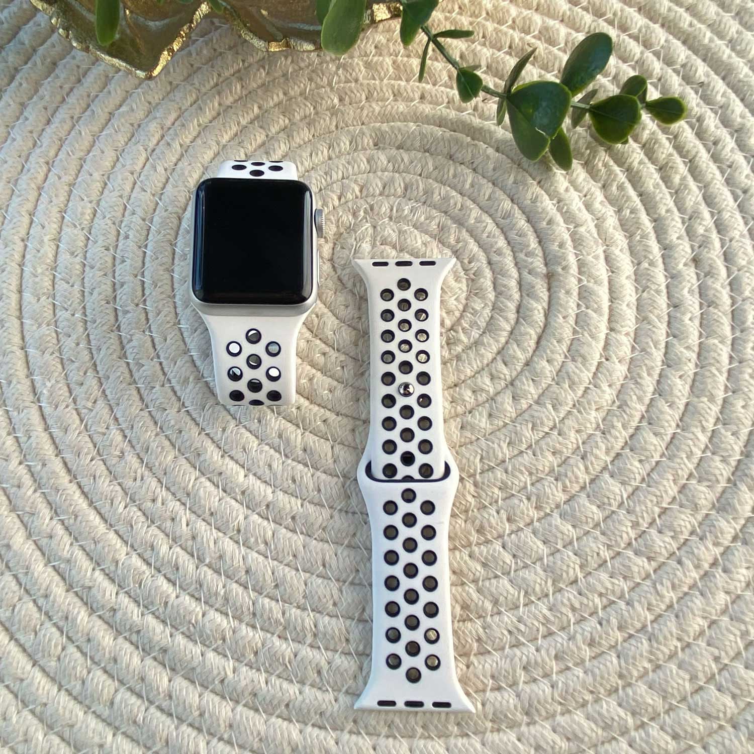 Apple-watch-dubbel-sport-bandje-wit-zwart-7434008463483-123watches-sfeer1