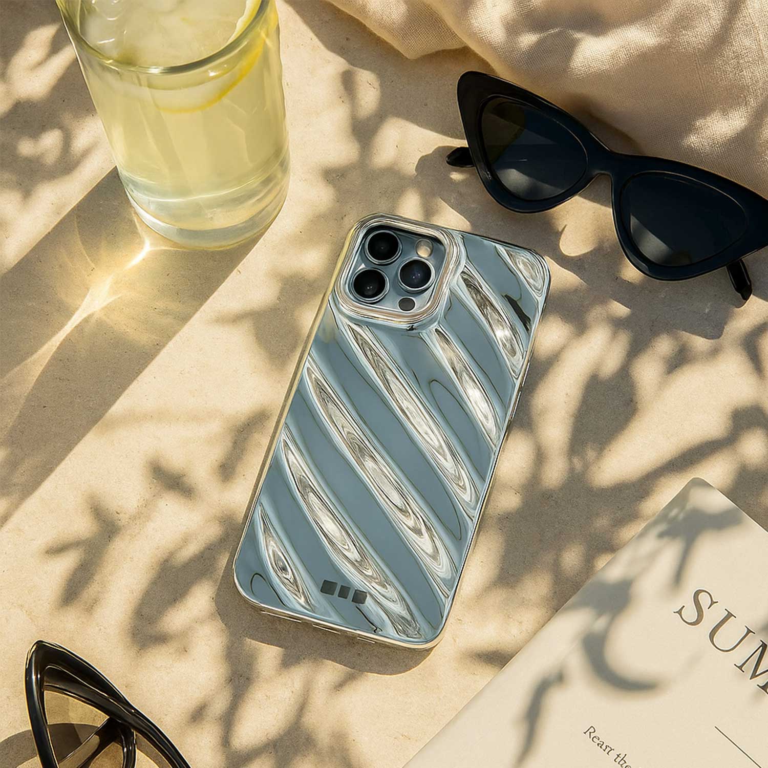 iPhone-14-Pro-telefoonhoesje-Lustra-zilver-7440850368340-123watches-sfeerfoto-2