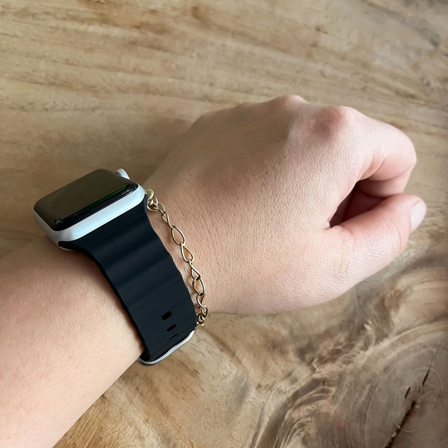Apple-Watch-ocean-band-zwart-7440850084059-123watches-sfeer