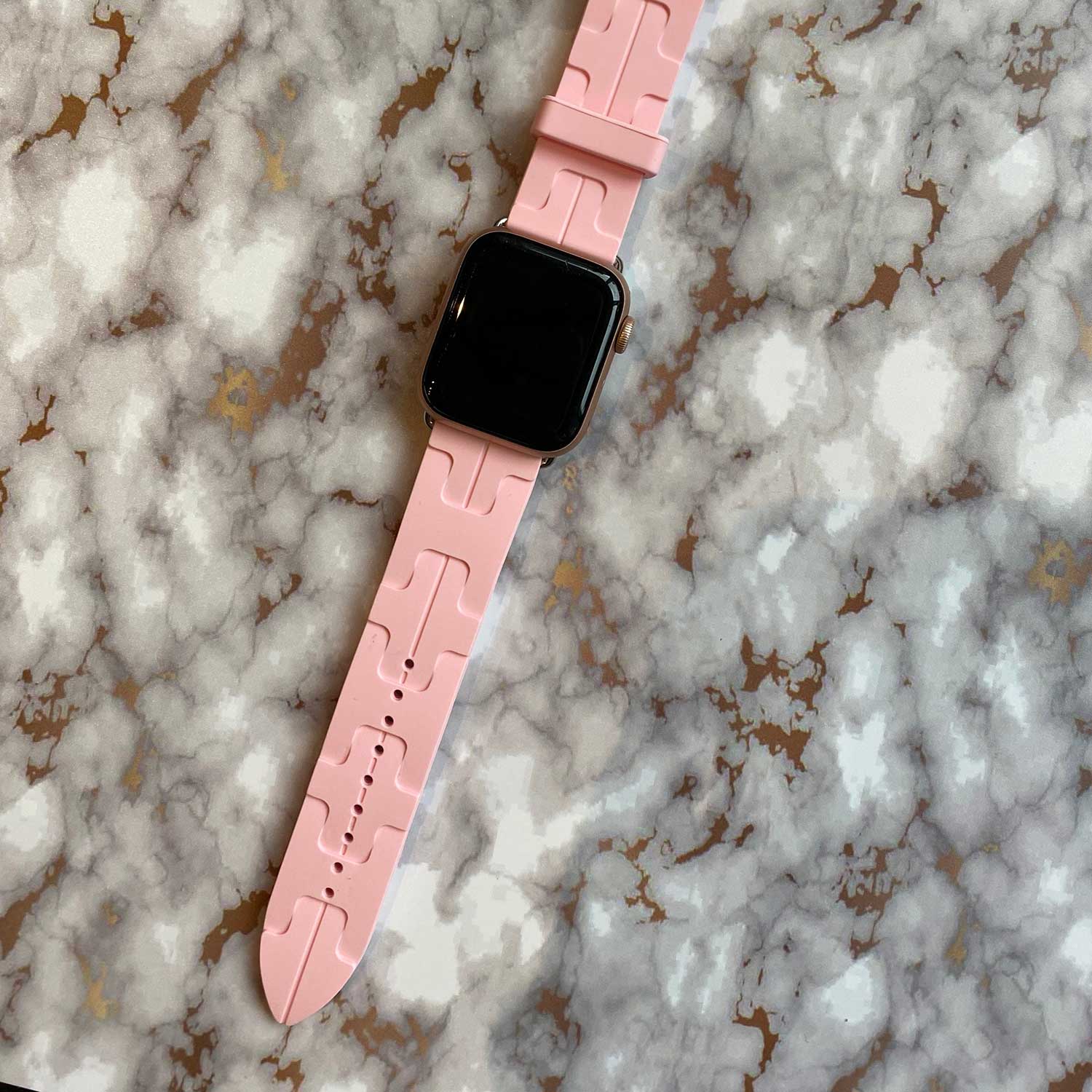 Apple-Watch-sport-Hermes-kilim-single-tour-roze-7440850168124-123watches-sfeer2