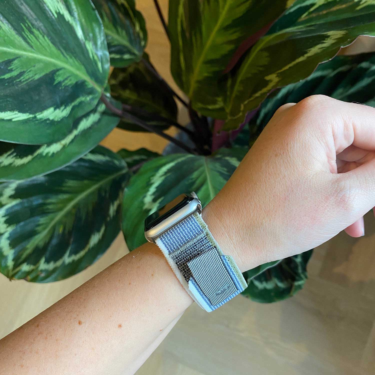 Apple-Watch-nylon-trail-band-groen-grijs-7440850169190-123watches-sfeer
