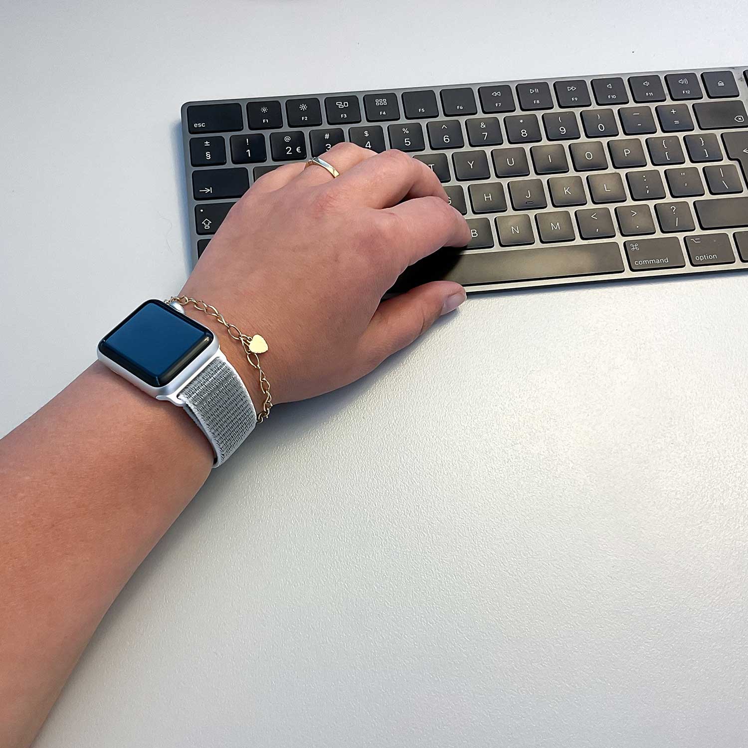 Apple-Watch-nylon-geweven-sport-band-zeeschelp-7435110166194-123watches-sfeer