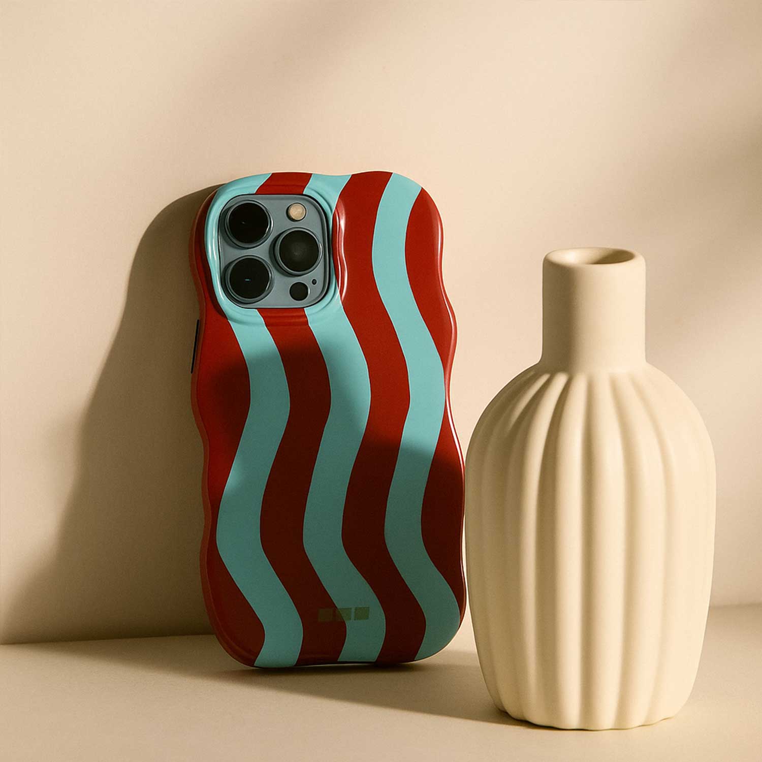 iPhone-13-telefoonhoesje-Candy-Blauw-Rood-7440850377342-123watches-sfeerfoto-3