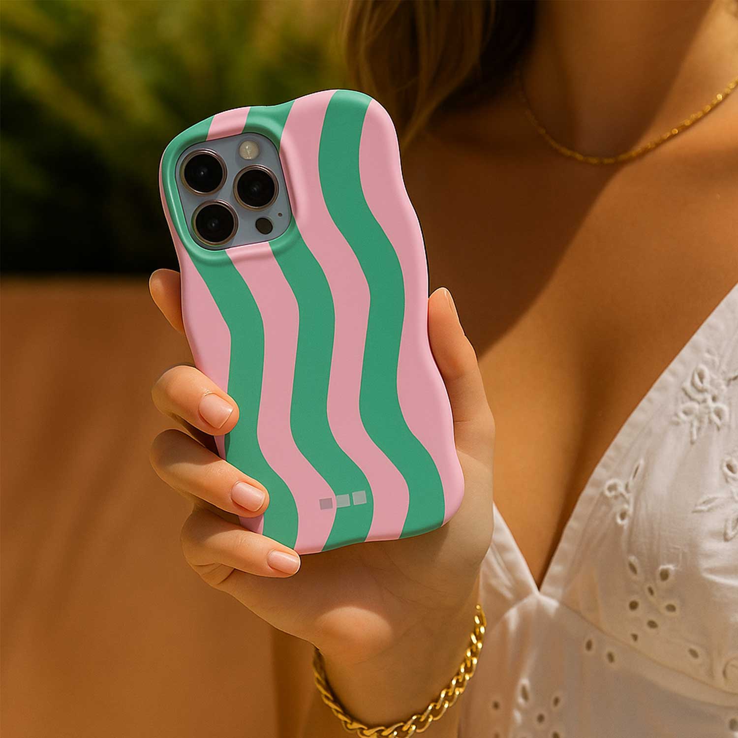 iPhone-15-Pro-telefoonhoesje-Candy-groen-roze-7440850375324-123watches-sfeerfoto-1