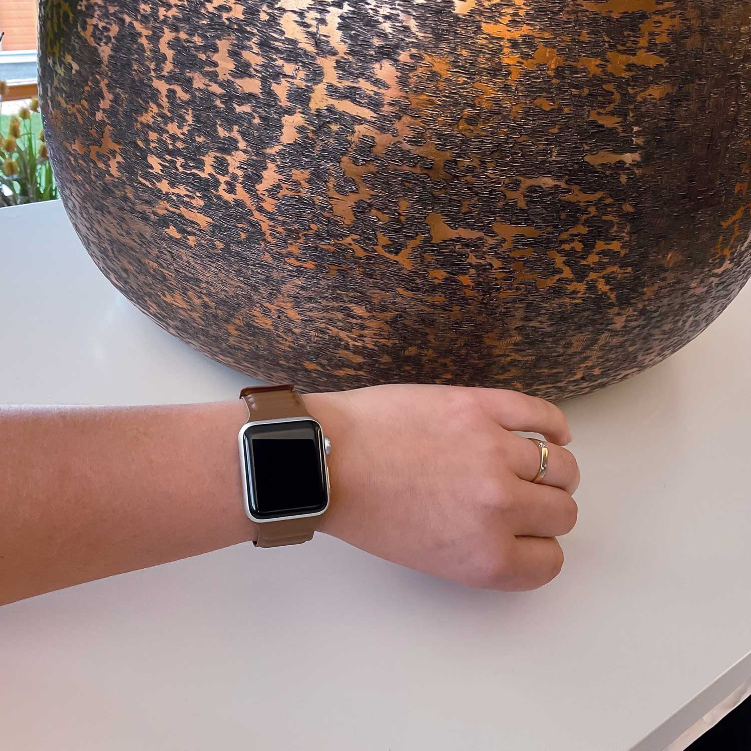 Apple-Watch-leren-solo-band-bruin-7440849927954-123watches-sfeer