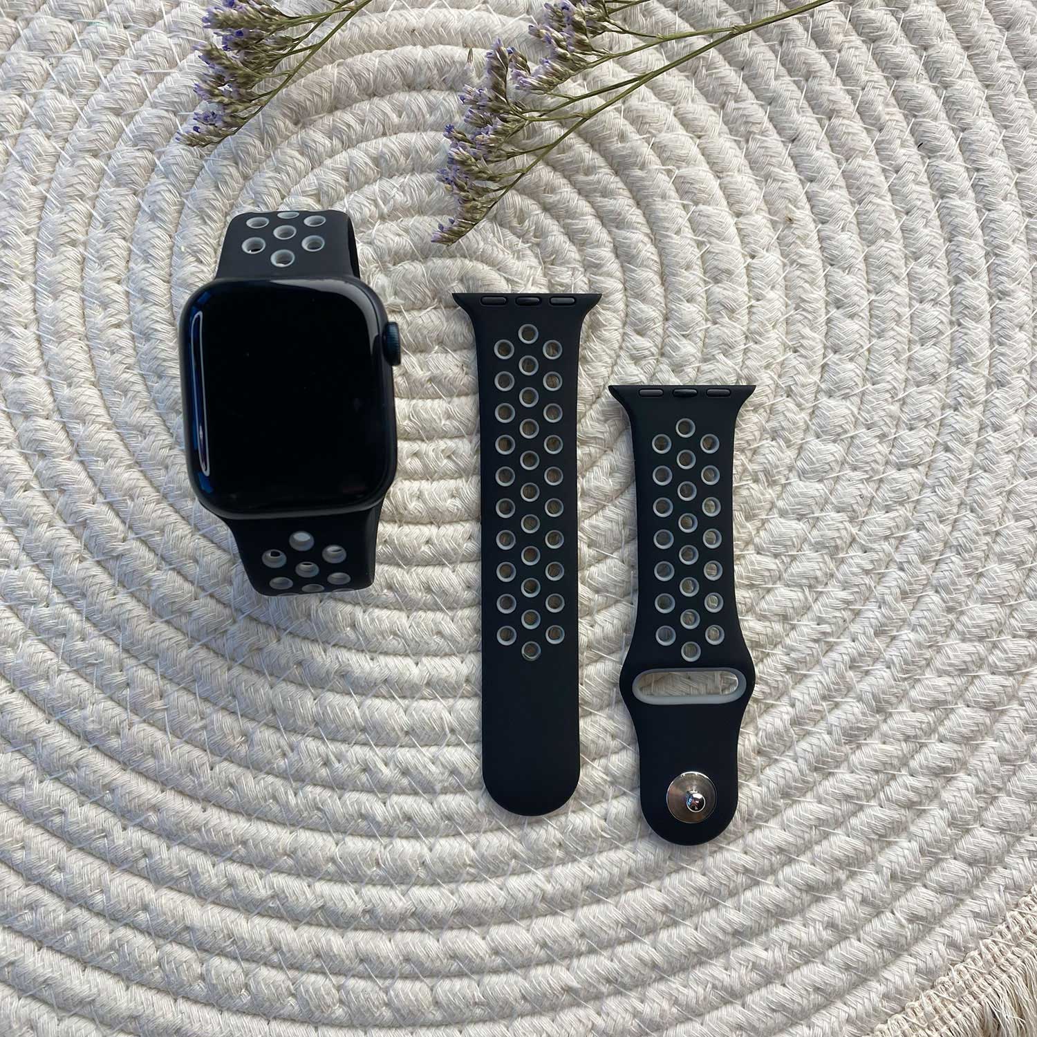 Apple-Watch-dubbel-sport-band-zwart-grijs-7434008456478-123watches-sfeer2