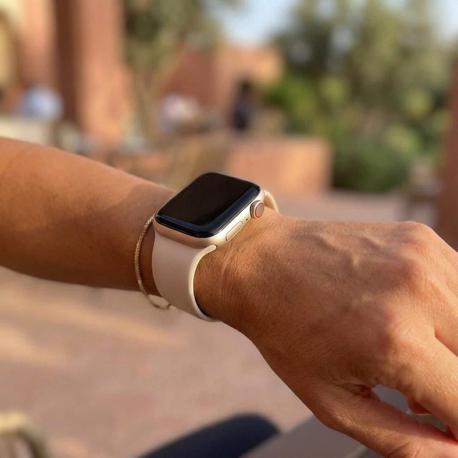 Apple-Watch-bandje-Ovaro-siliconen-sterrenlicht-7440850025021-123watches-p.o.v-model