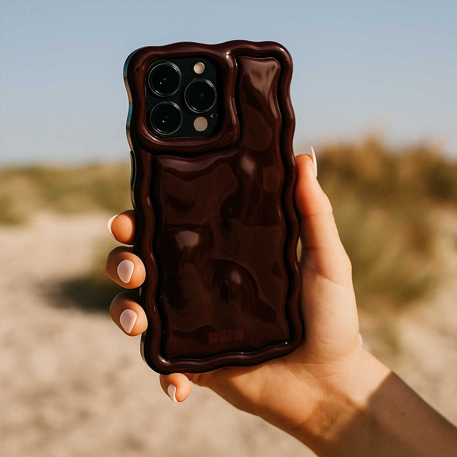 iPhone-13-telefoonhoesje-Sparkle-burgundy-7440850381356-123watches-sfeerfoto-2