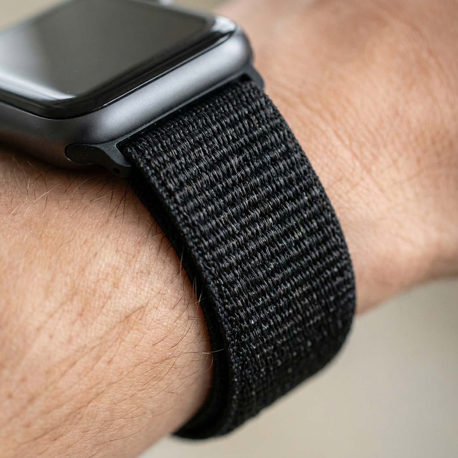 Apple-Watch-bandje-Flyne-geweven-nylon-zwart-7440849284255-123watches-close-up.jpg