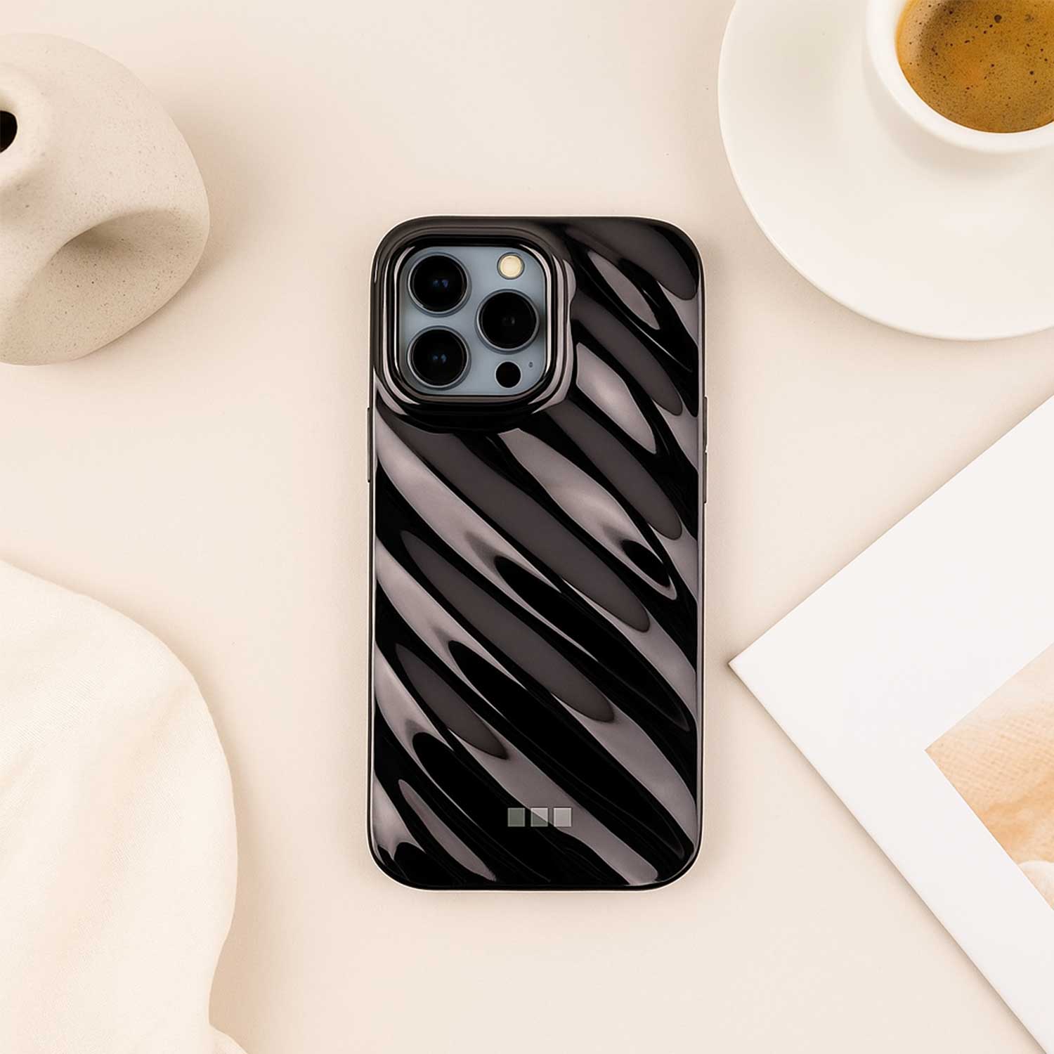 iPhone-13-Pro-telefoonhoesje-Lustra-zwart-7440850371364-123watches-sfeerfoto-3