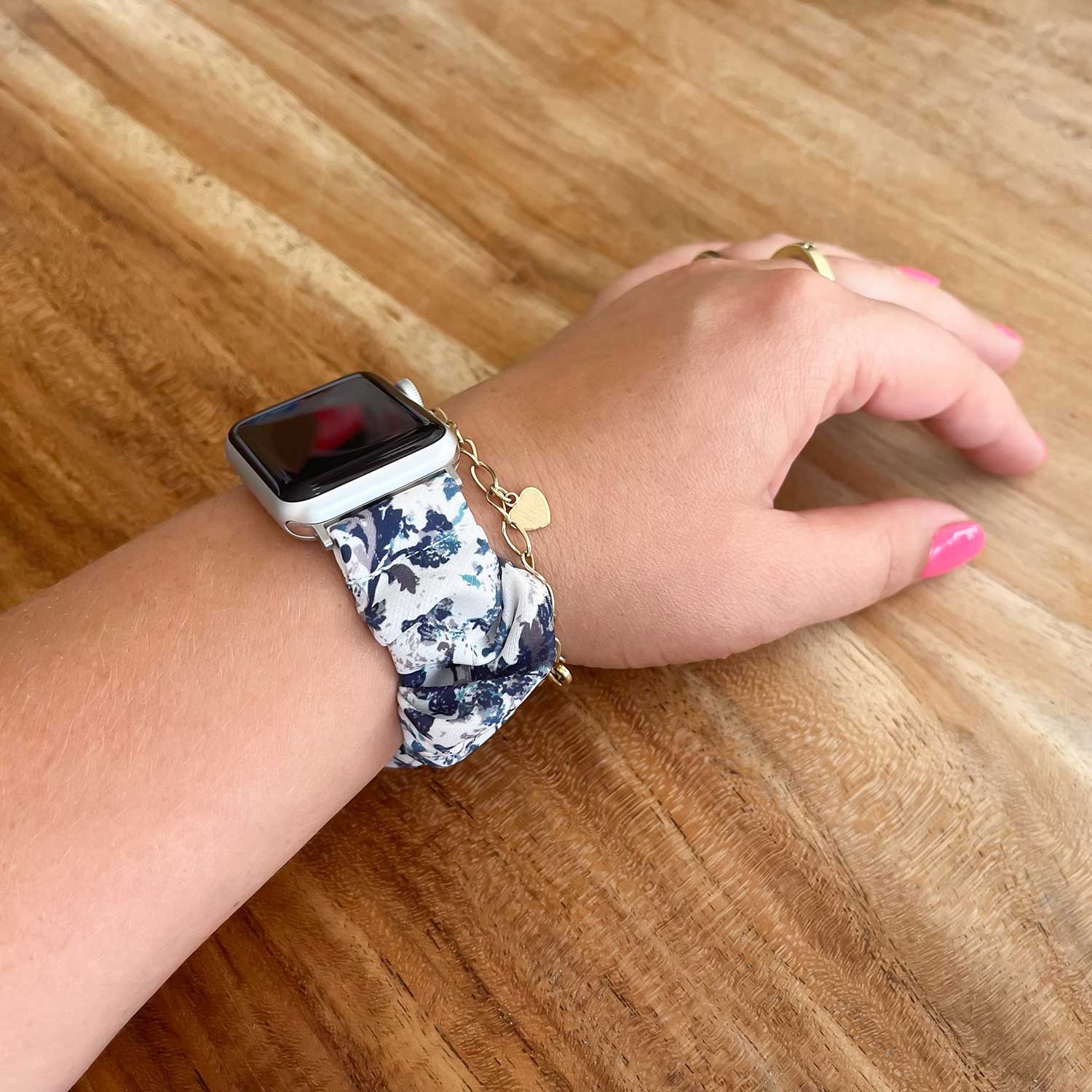 Apple-Watch-nylon-Scrunchie-band-wit-met-bladeren-7440850082055-123watches-sfeer