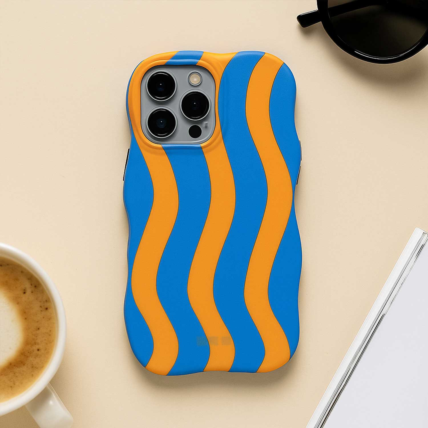 iPhone-14-telefoonhoesje-Candy-blauw-oranje-7440850374358-123watches-sfeerfoto-2