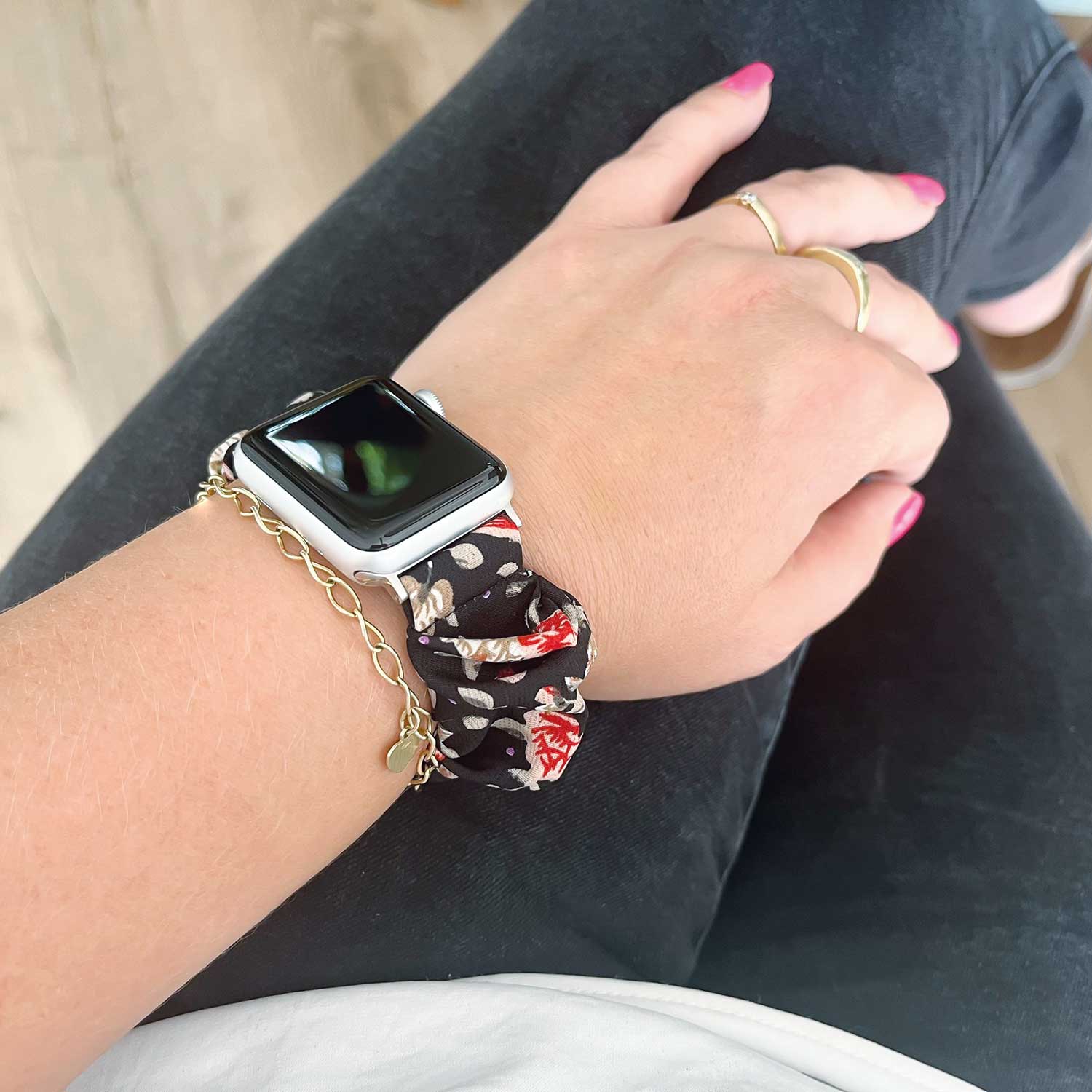 Apple-Watch-nylon-Scrunchie-band-zwart-met-bloemen-7440850082048-123watches-sfeer