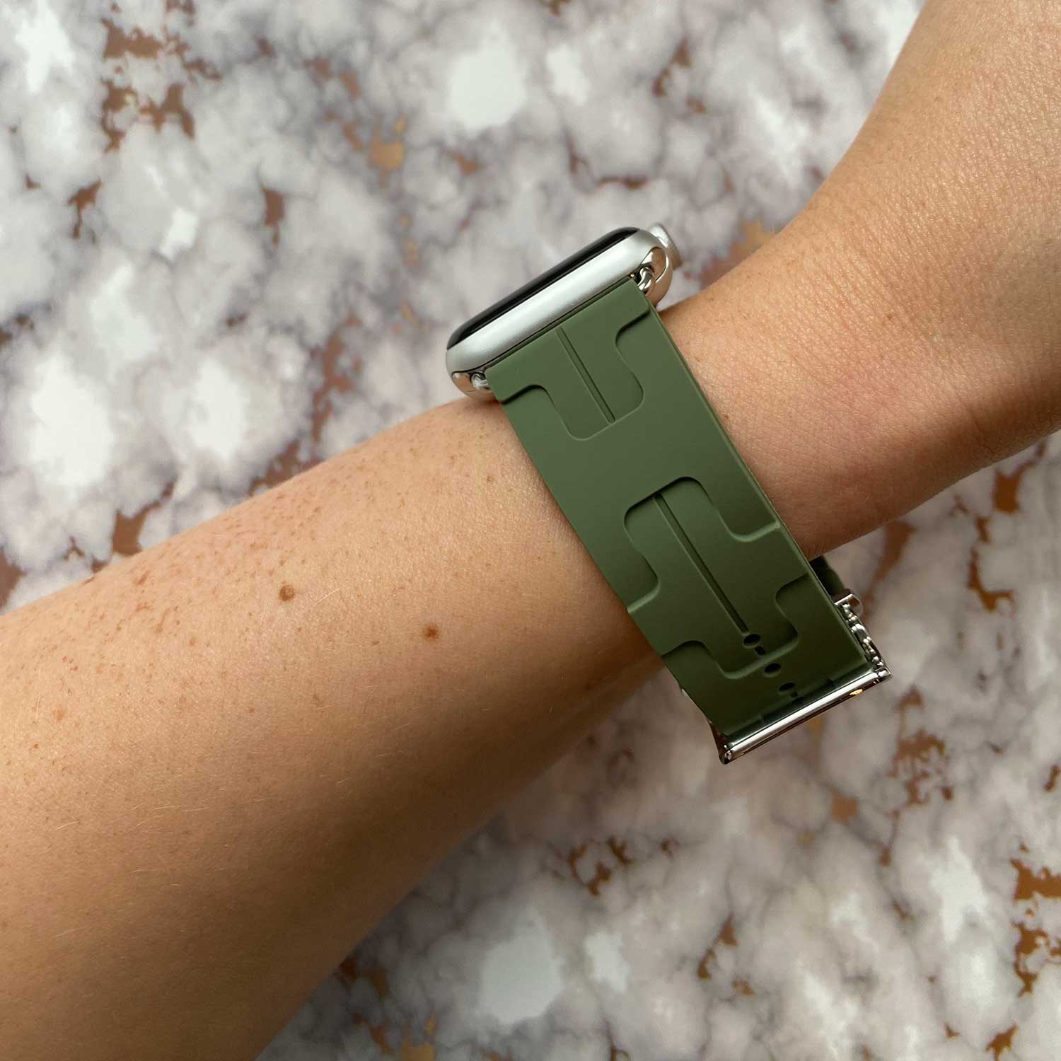 Apple-Watch-sport-Hermes-kilim-single-tour-khaki-7440850167127-123watches-sfeer