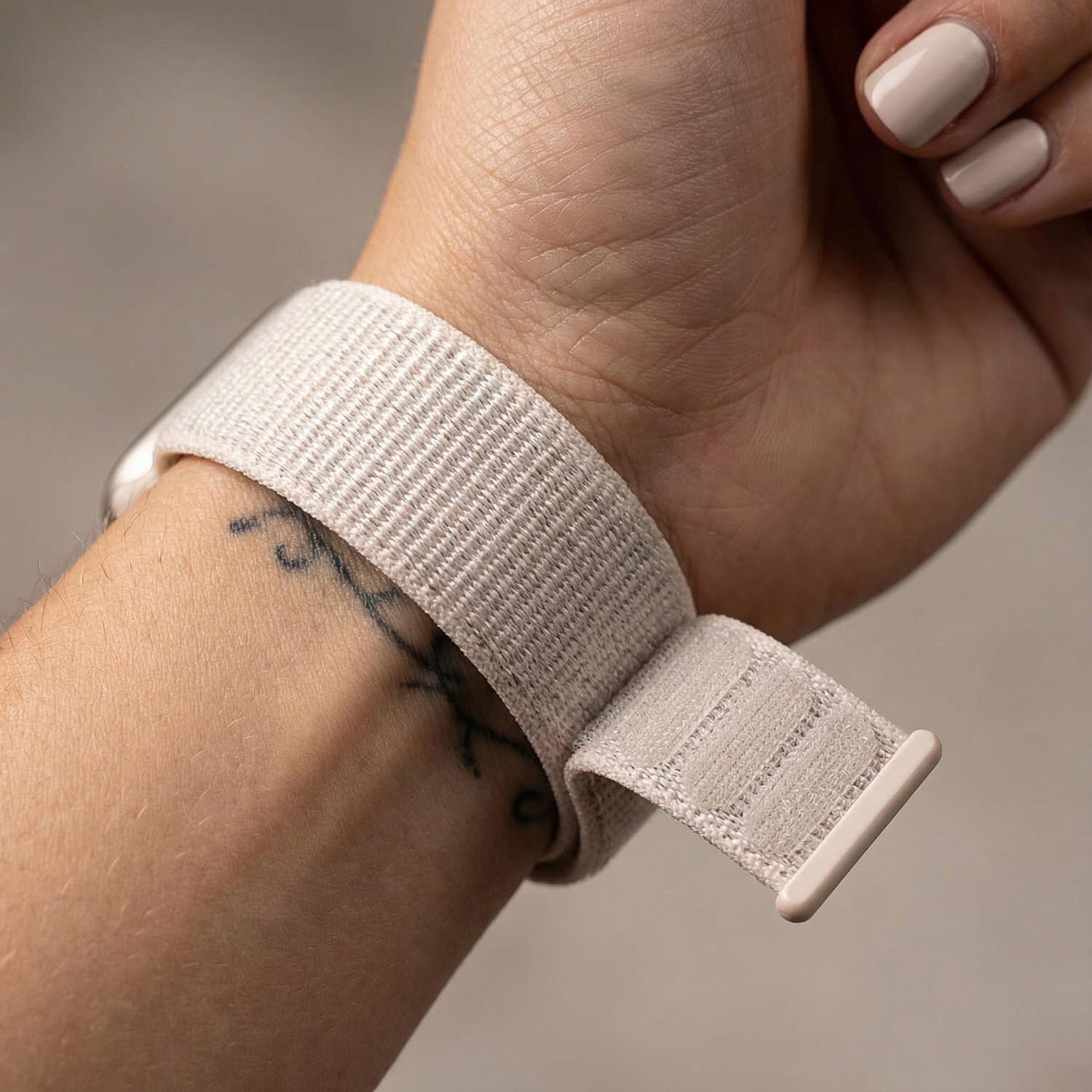 Apple-Watch-bandje-Flyne-geweven-nylon-sterrenlicht-7440850163105-123watches-close-up-sluiting