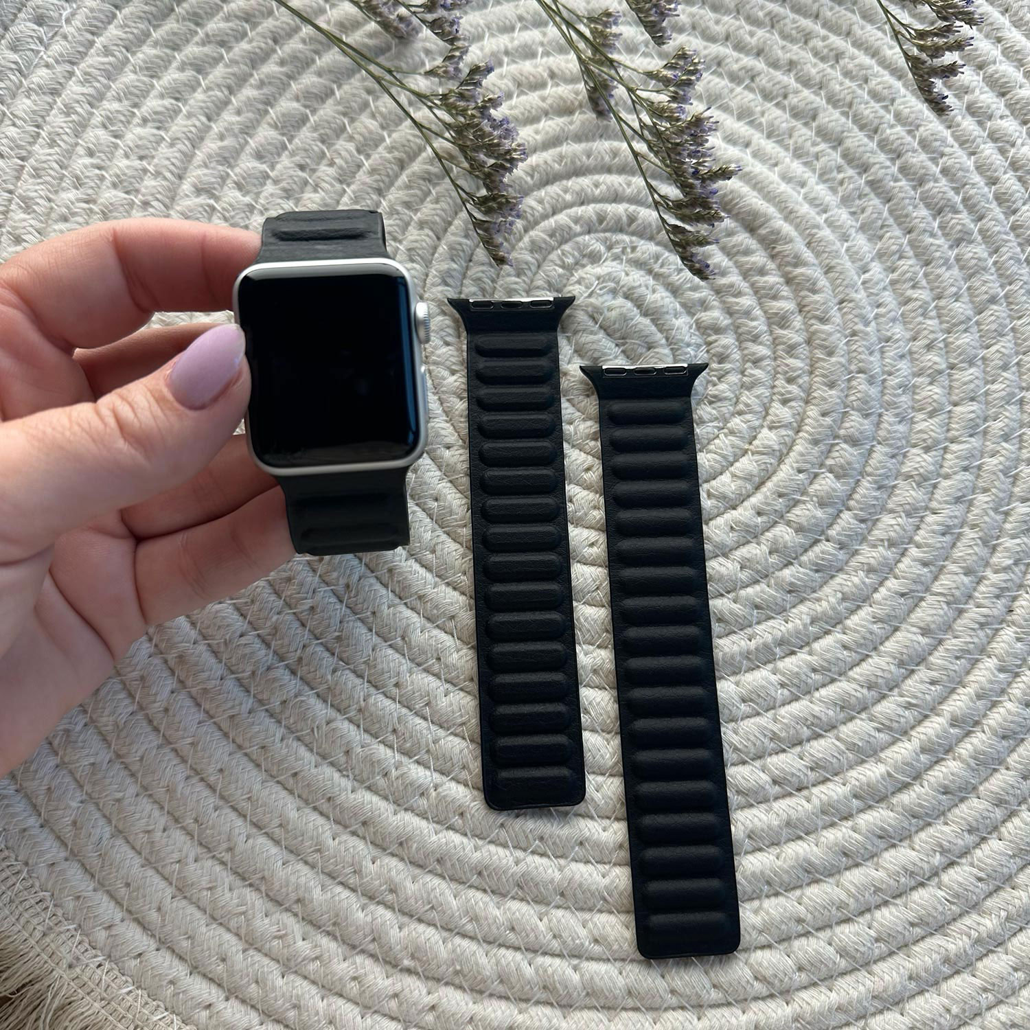 Apple-watch-leren-solo-band-zwart-7440849871851-123watches-sfeer2