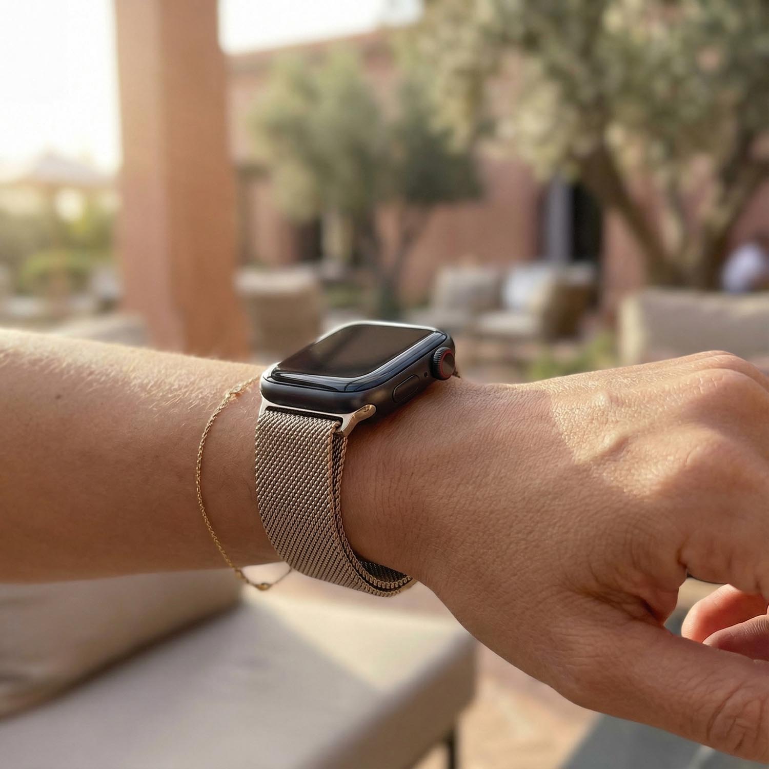 Apple-Watch-bandje-Fiore-milanese-champagne-7434008443416-123watches-pov-model