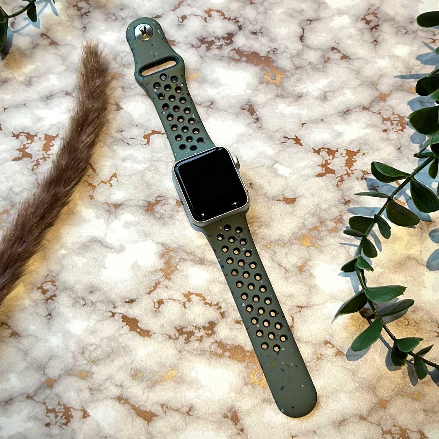 Apple-Watch-dubbel-sport-band-cargo-khaki-7440850173111-123watches-sfeer