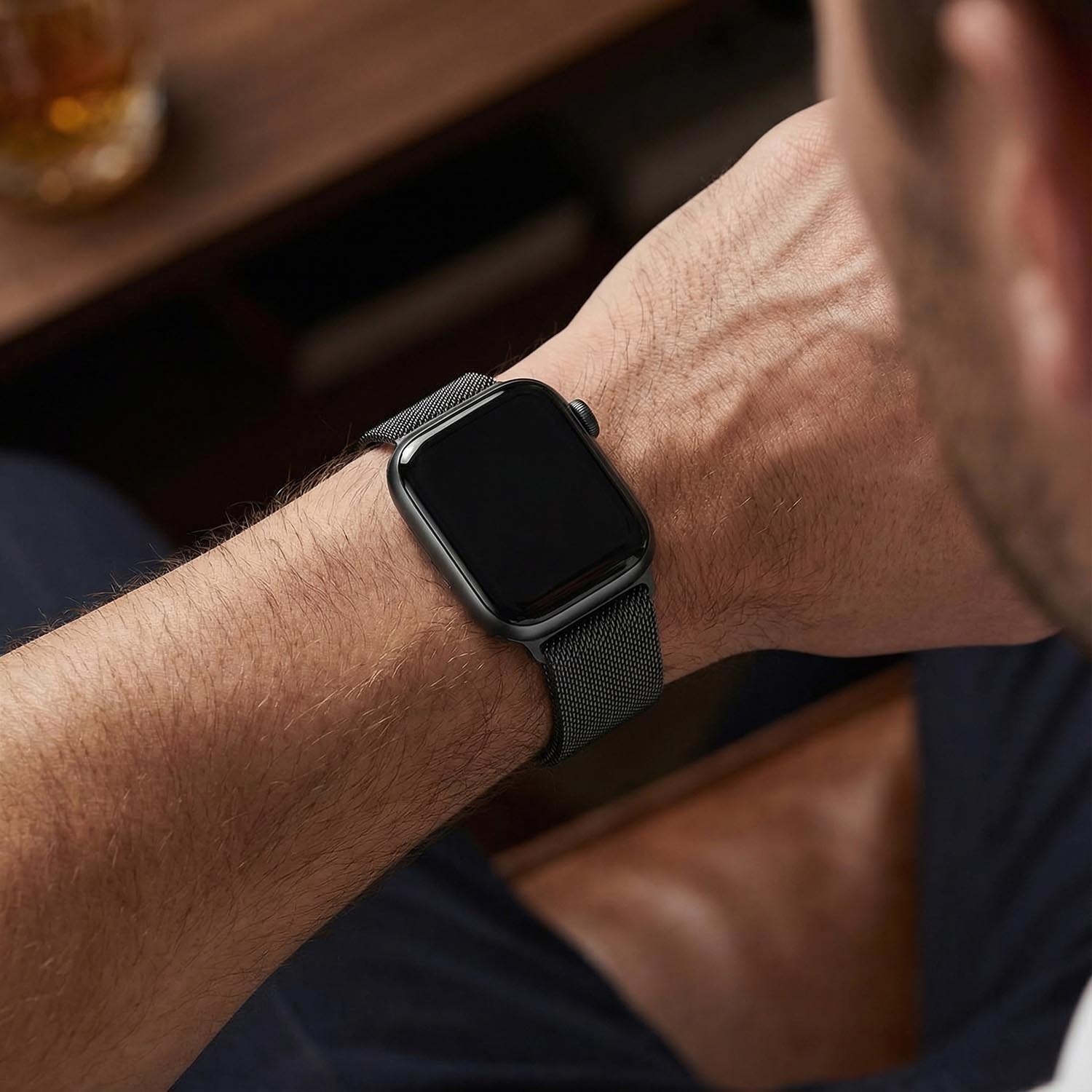 Apple-Watch-bandje-Fiore-milanese-zwart-7434008442419-123watches-pov-model