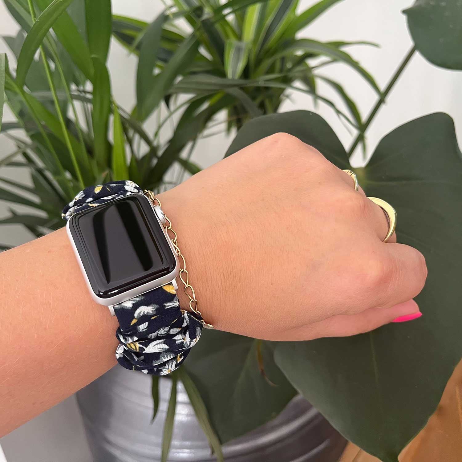 Apple-Watch-nylon-Scrunchie-band-donkerblauw-bloemen-7440850080051-123watches-sfeer