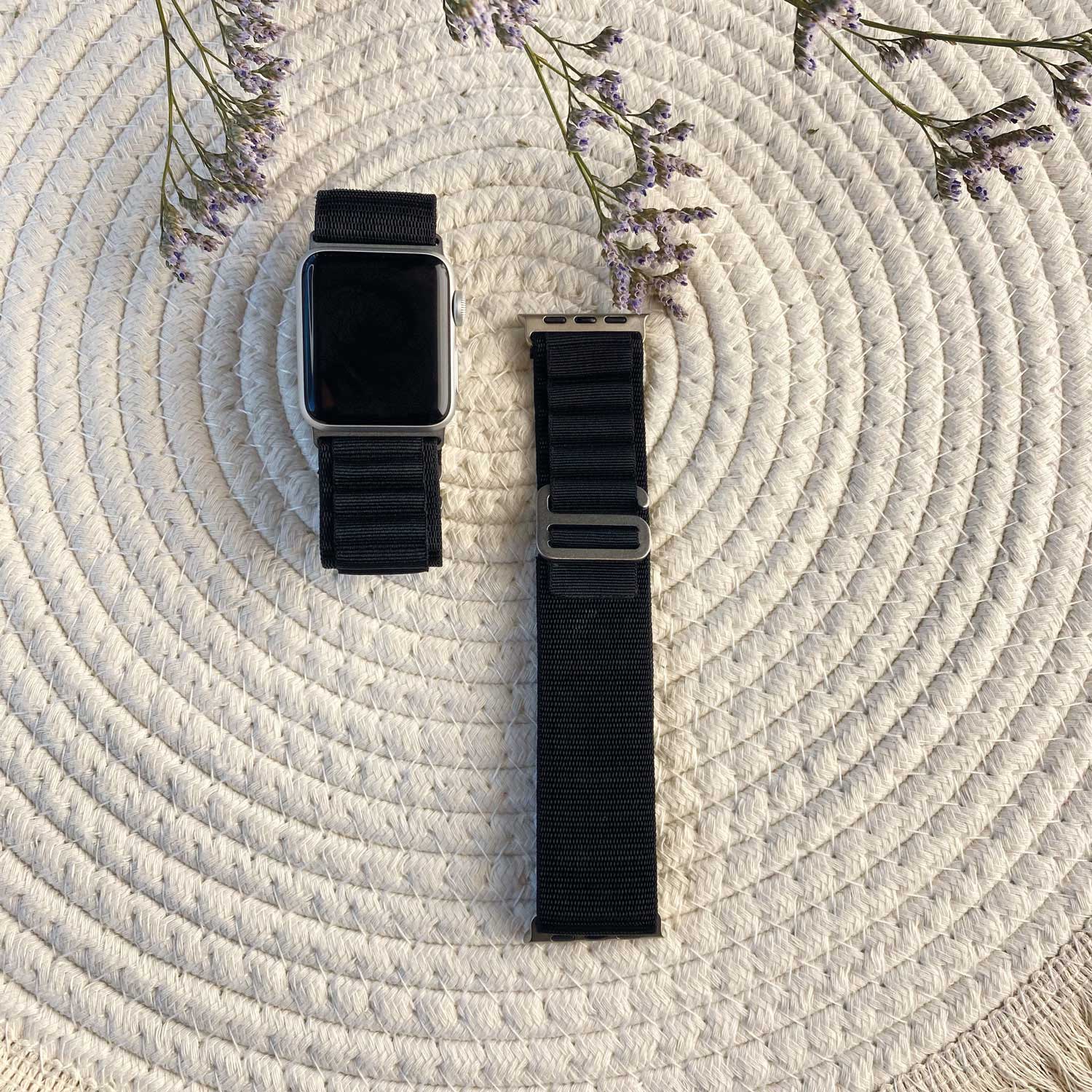 Apple-Watch-nylon-alpine-band-zwart-7440850085056-123watches-sfeer4