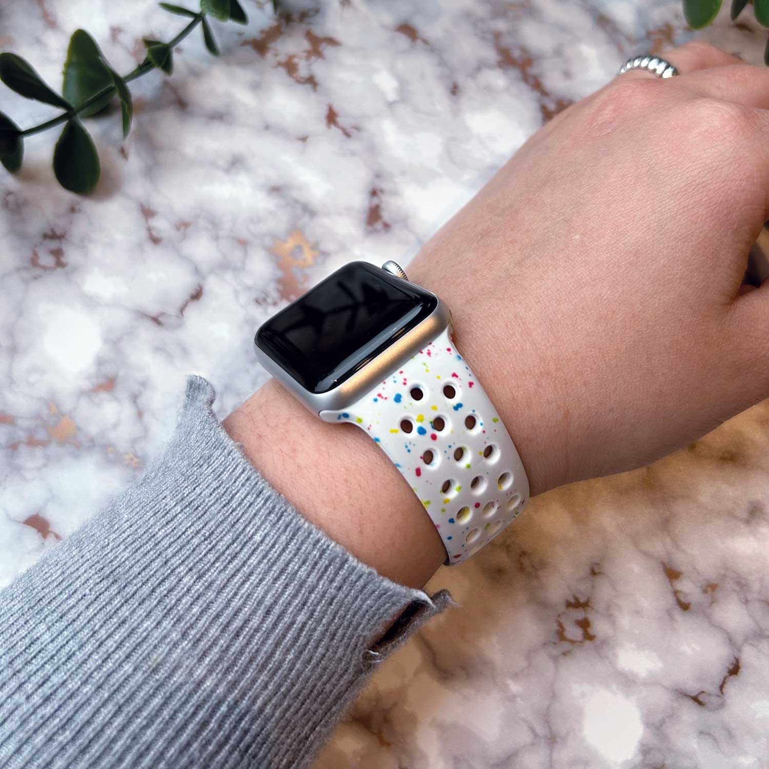 Apple-Watch-dubbel-sport-band-platina-7440850173128-123watches-sfeer