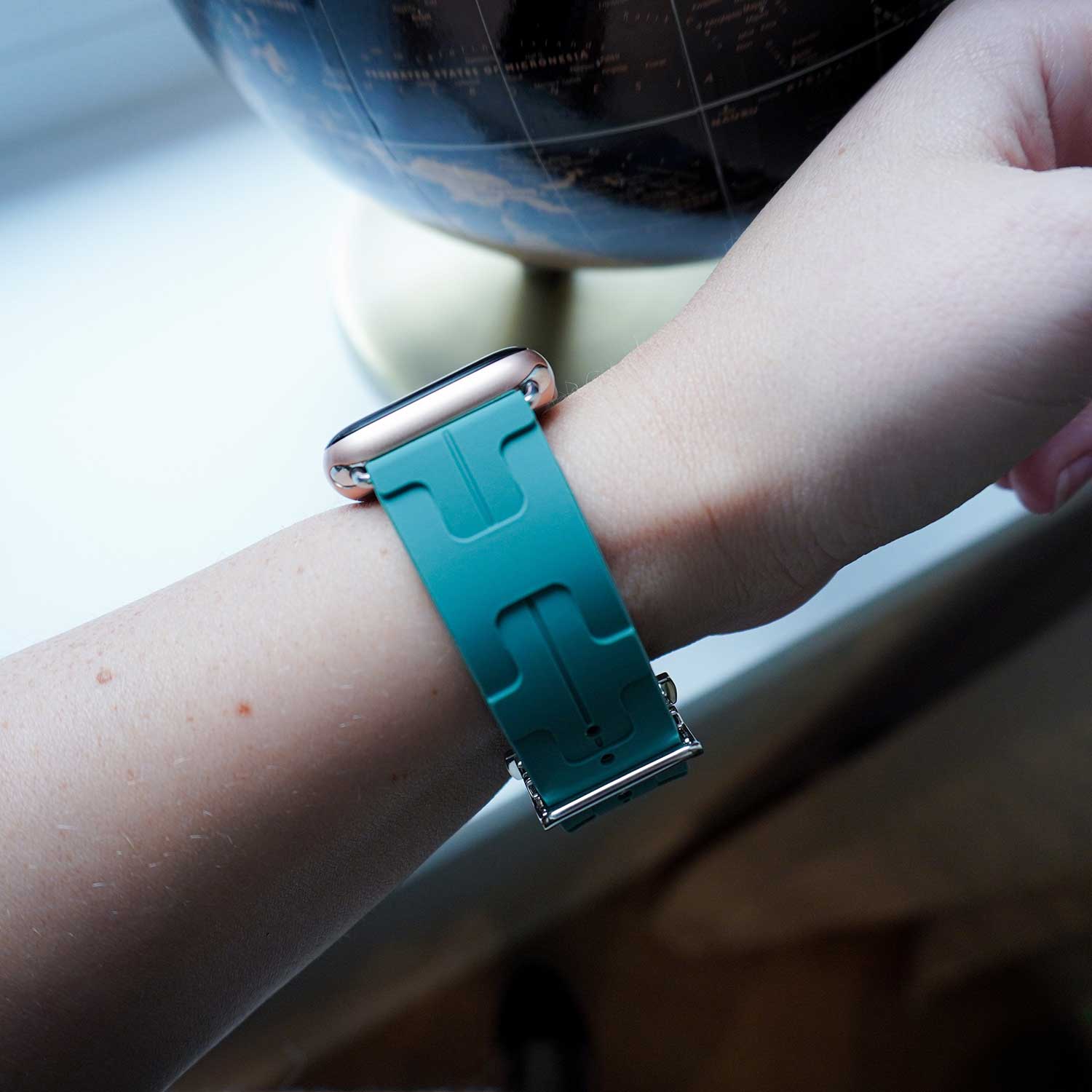 Apple-Watch-sport-Hermes-kilim-single-tour-dennengroen-7440850166168-123watches-sfeer