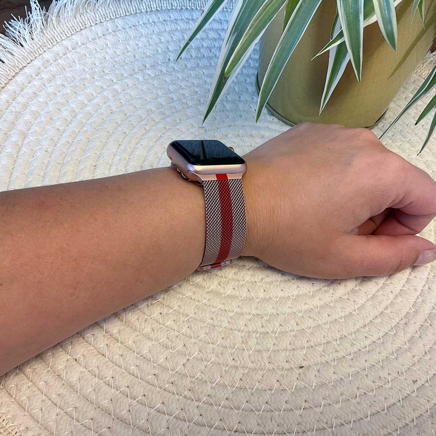 Apple-Watch-milanese-band-rose-rood-gestreept-7435110171198-123watches-sfeer