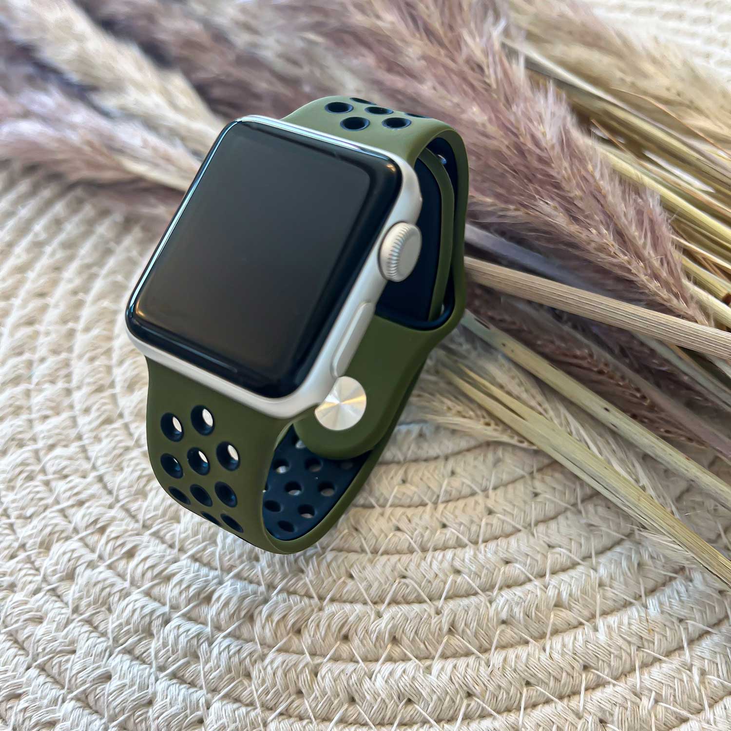 Apple-Watch-dubbel-sport-band-olijf-zwart-7440849986951-123watches-sfeer