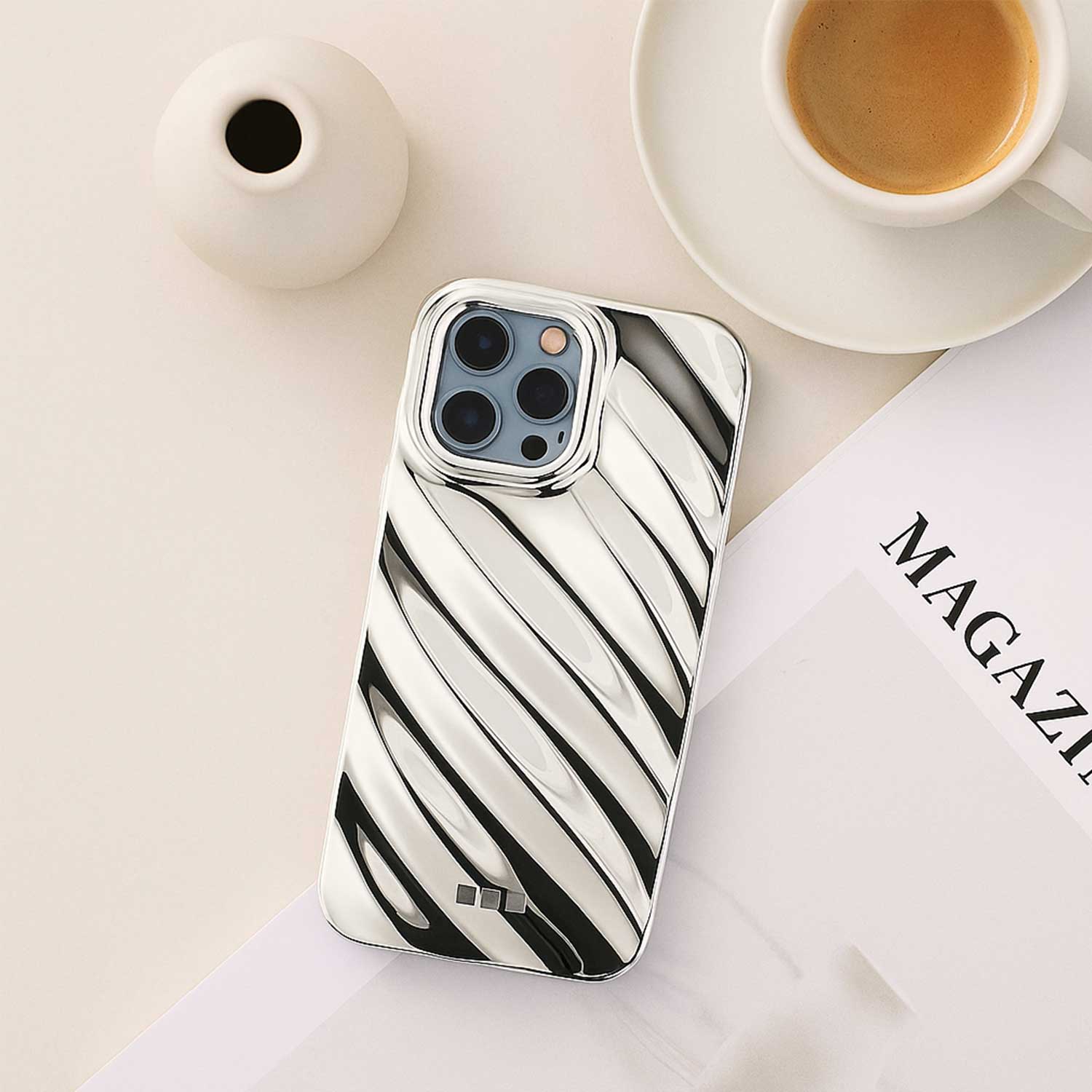 iPhone-14-Pro-telefoonhoesje-Lustra-zilver-7440850368340-123watches-sfeerfoto-3