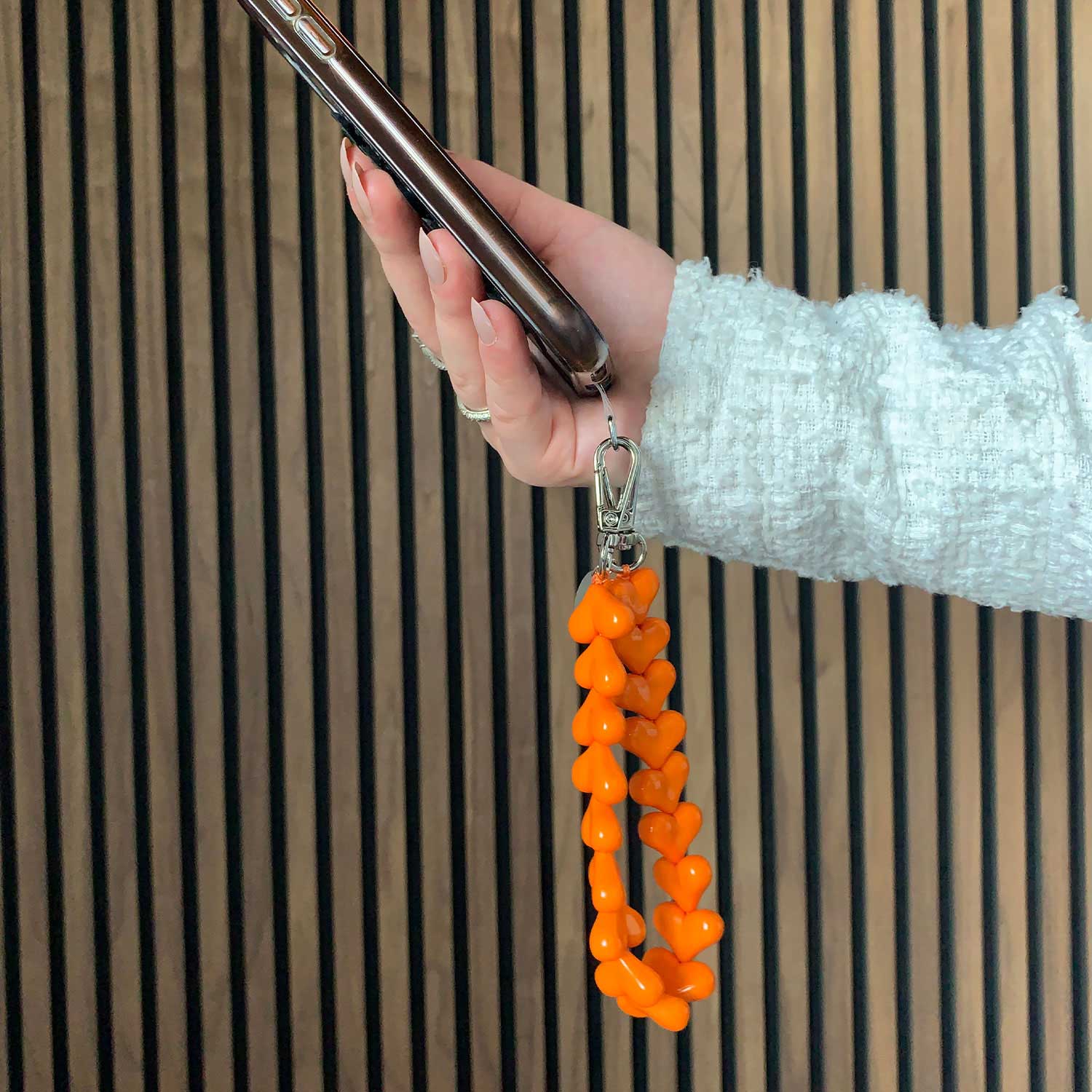 Telefoonkoord-heart-oranje-zilver-7440850363321-sfeerfoto-2