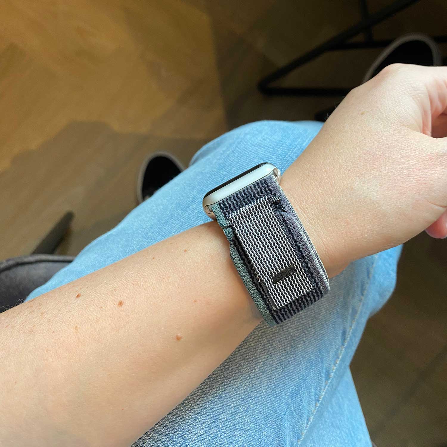 Apple-Watch-nylon-trail-band-blauw-zwart-7440850169176-123watches-sfeer