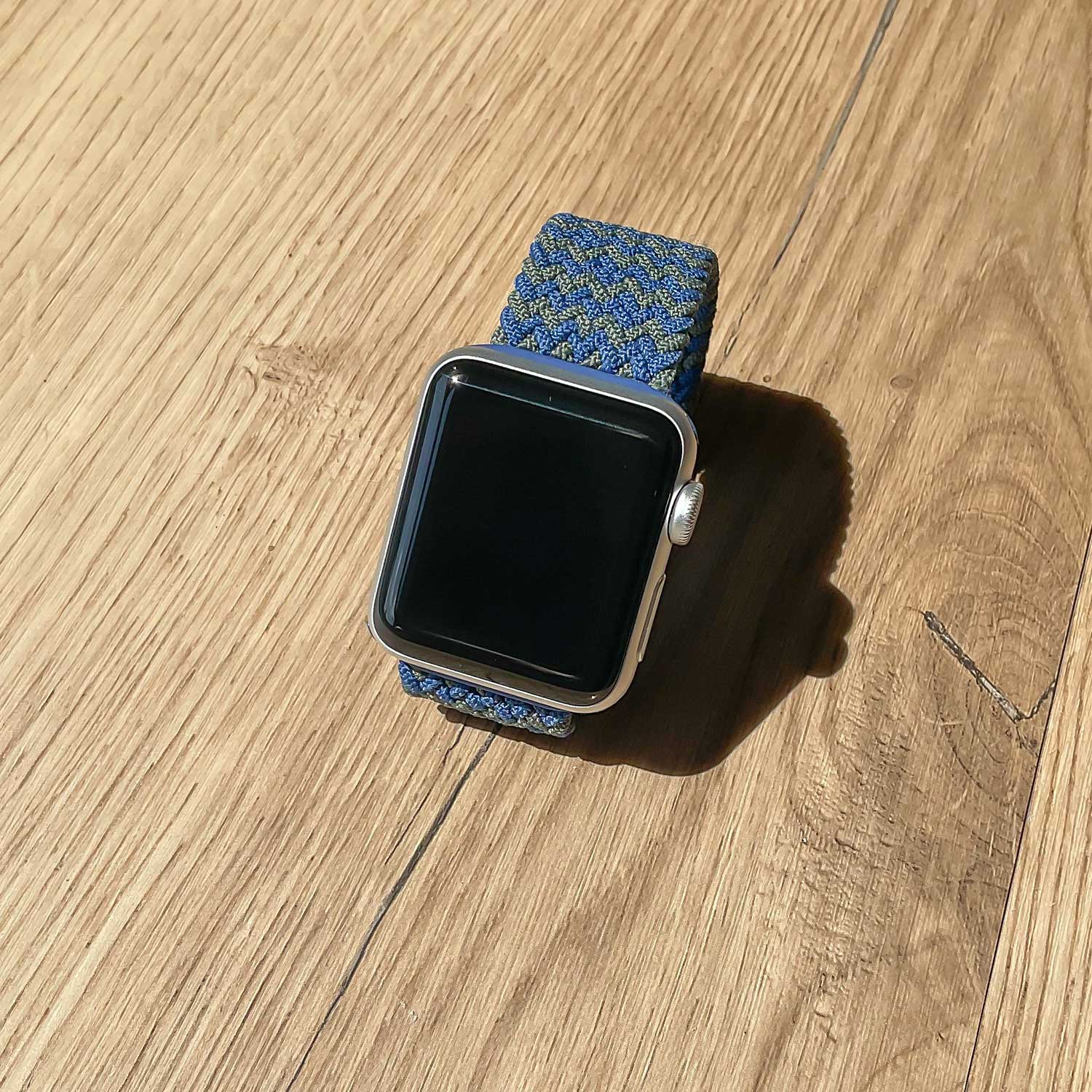 Apple-Watch-nylon-gevlochten-solo-band-blauw-groen-mix-7440849872858-123watches-sfeer