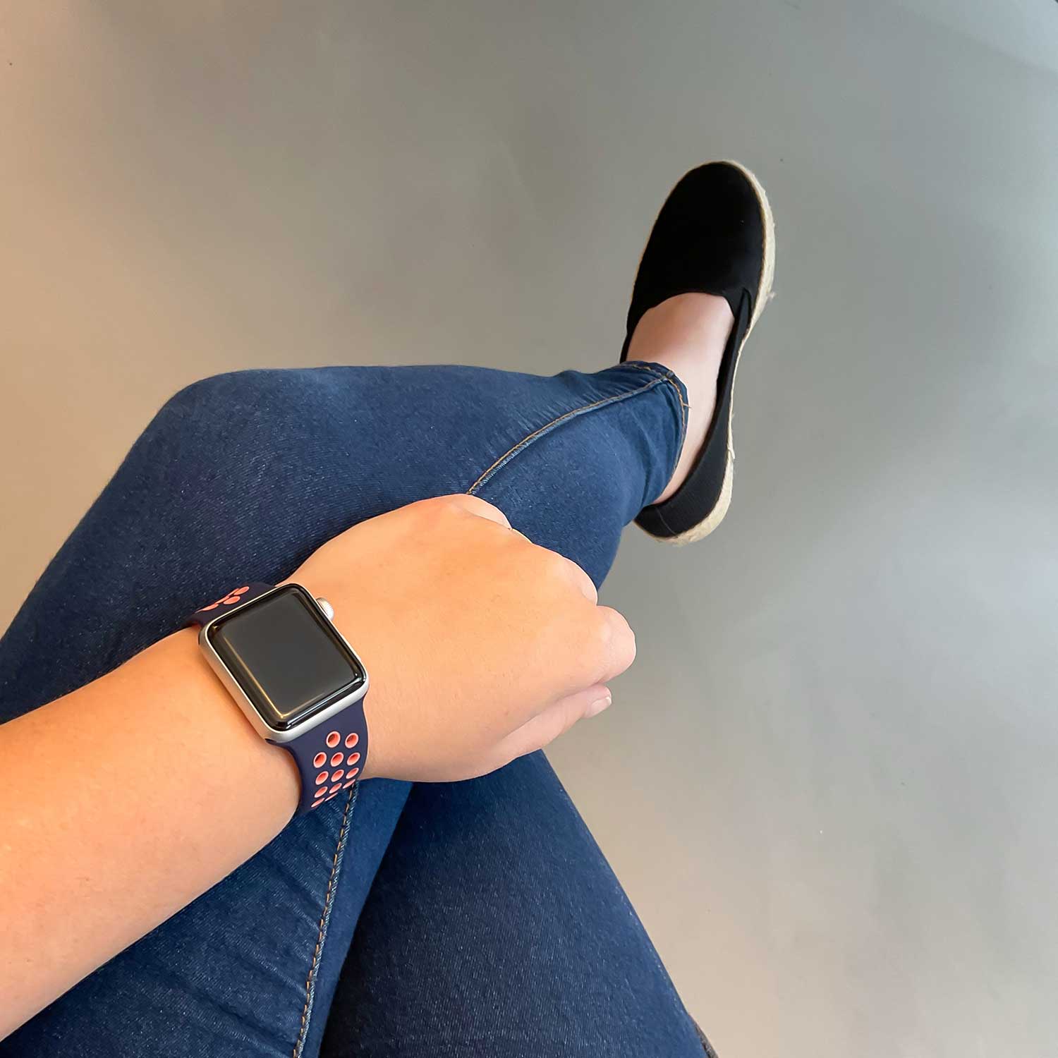 Apple-Watch-dubbel-sport-band-blauw-zwart-mango-7440849990958-123watches-sfeer