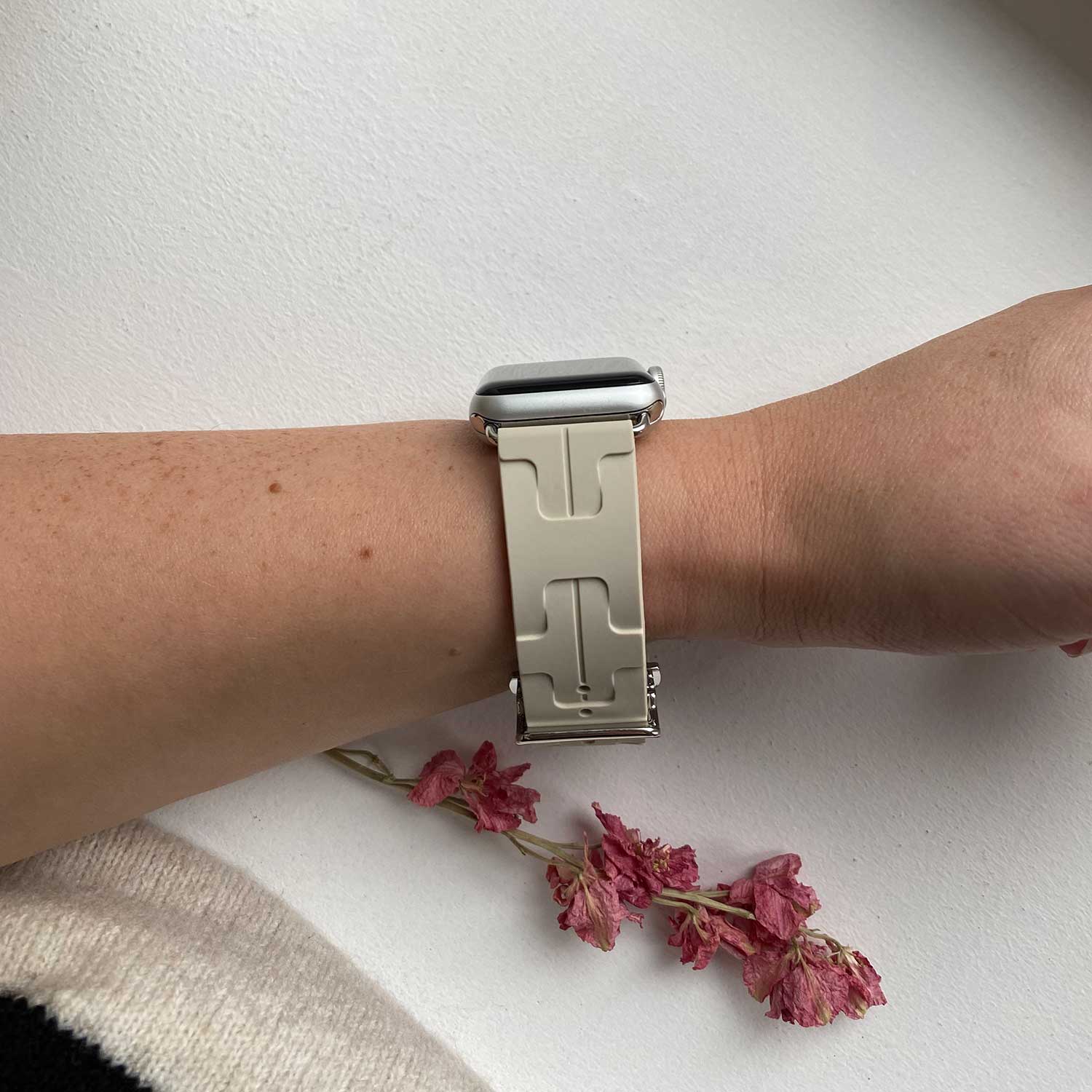 Apple-Watch-sport-Hermes-kilim-single-tour-beige-7440850167110-123watches-sfeer