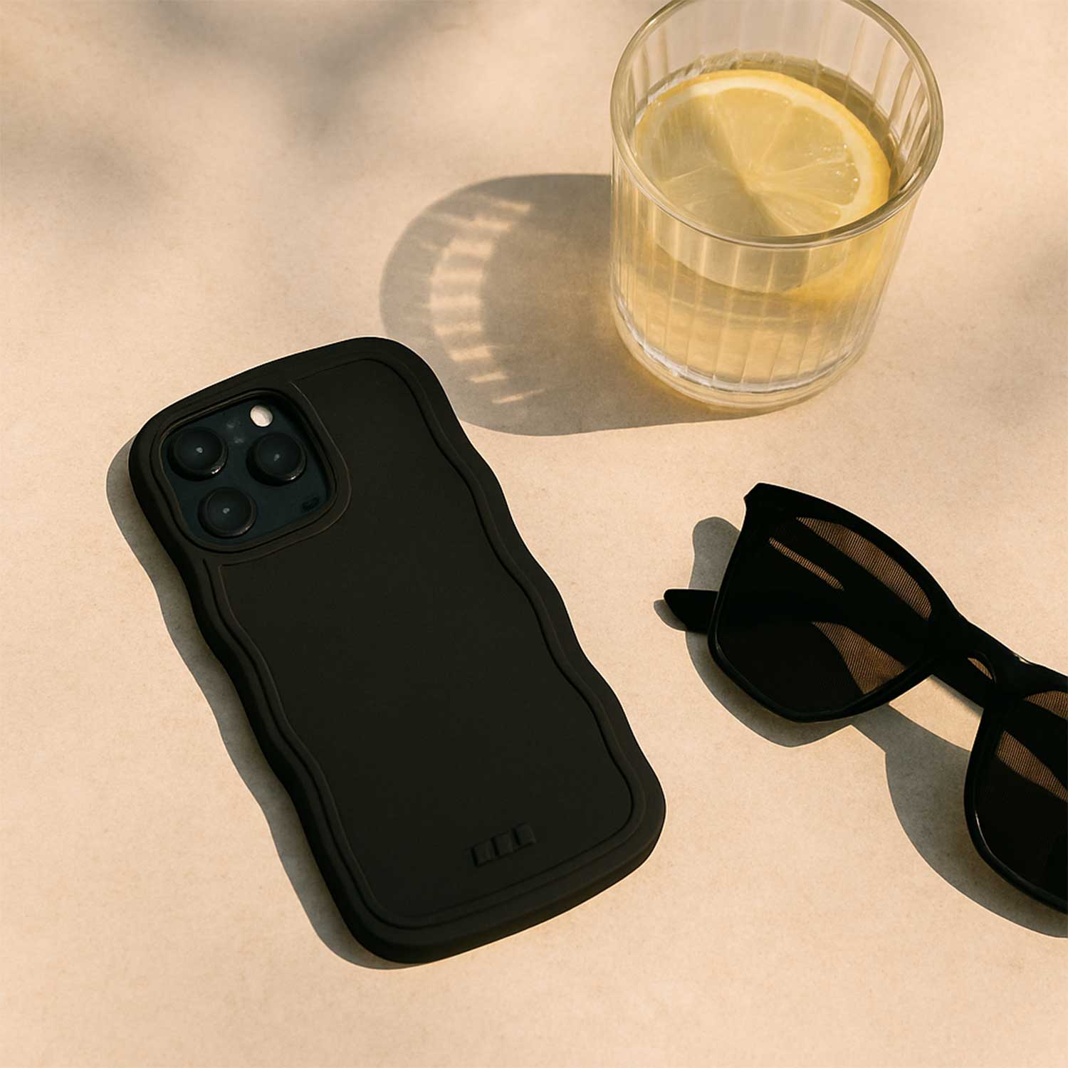 iPhone-15-Pro-telefoonhoesje-Curve-zwart-7440850386313-123watches-sfeerfoto-1