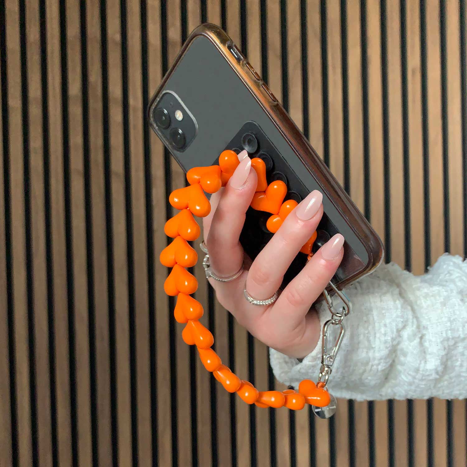 Telefoonkoord-heart-oranje-zilver-7440850363321-sfeerfoto-3
