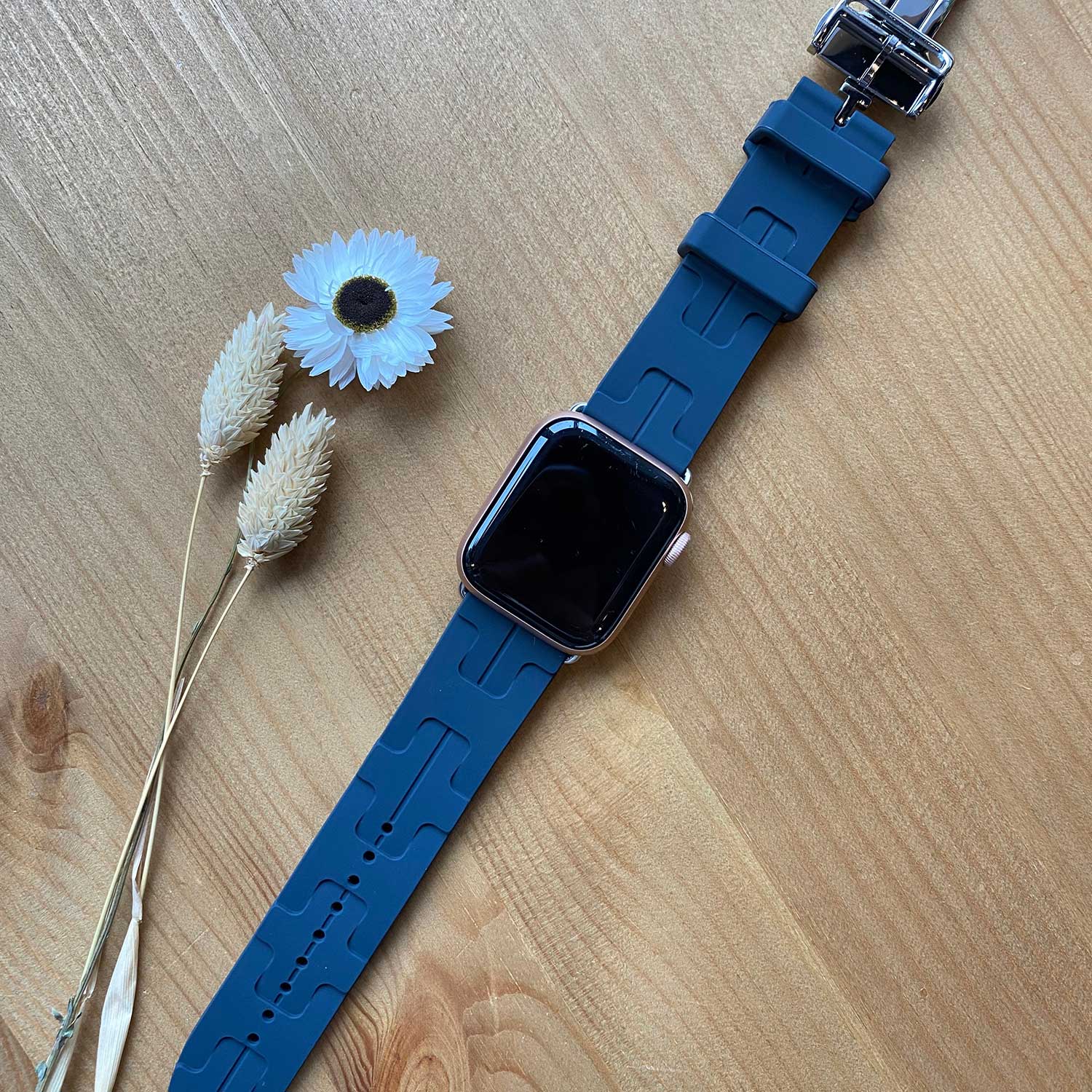 Apple-Watch-sport-Hermes-kilim-single-tour-middernacht-7440850167141-123watches-sfeer2