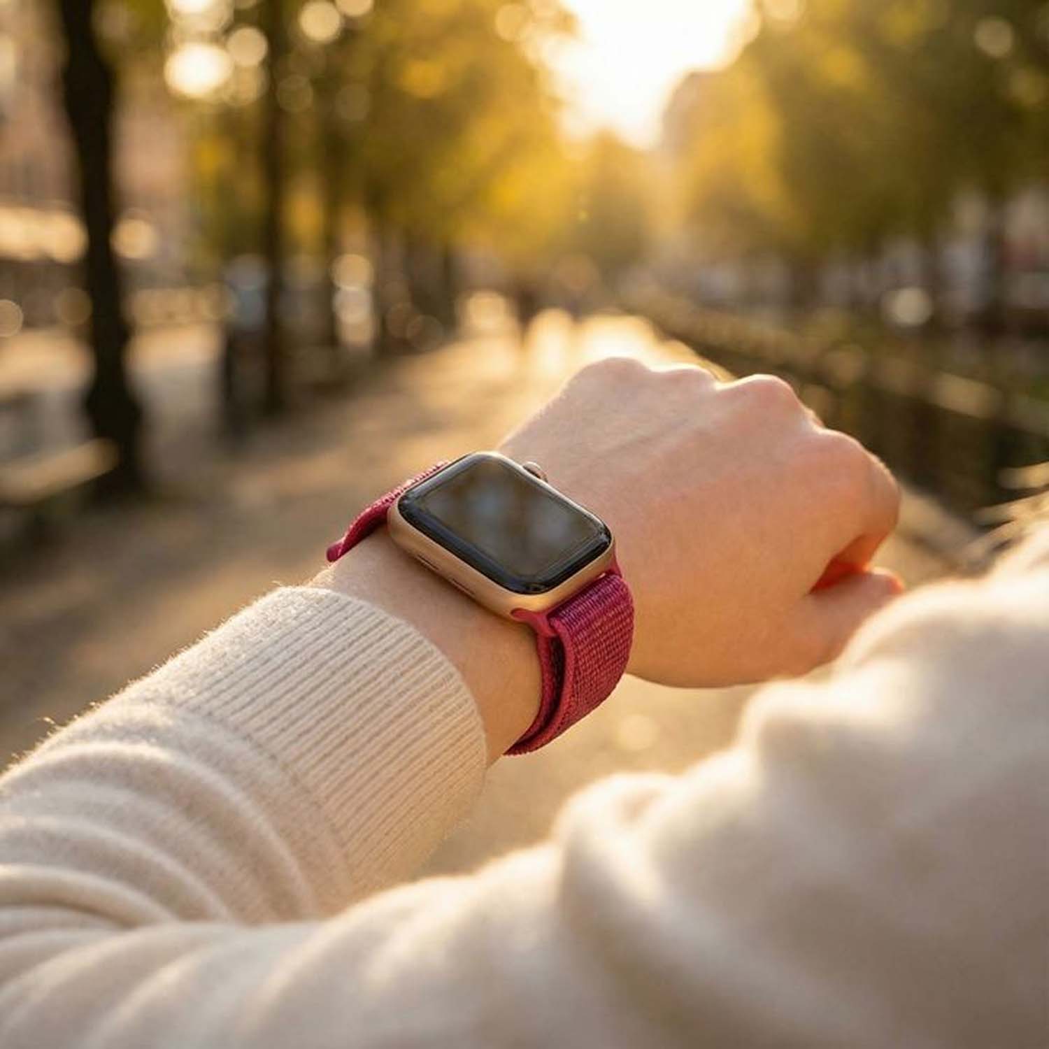 Apple-Watch-bandje-Flyne-geweven-nylon-drakenfruit-7440849366319-123watches-pov-model