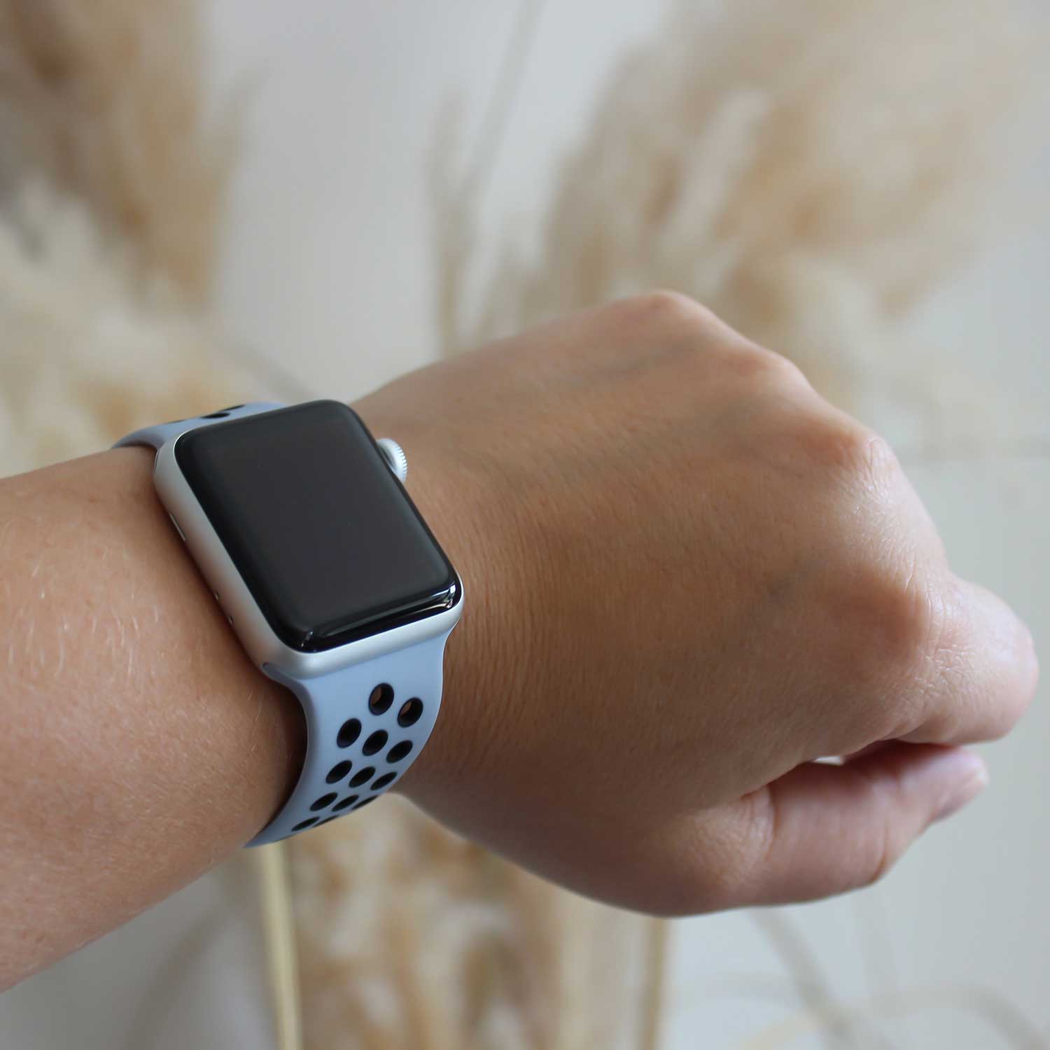 Apple-Watch-dubbel-sport-band-mist-zwart-7440849991931-123watches-sfeer