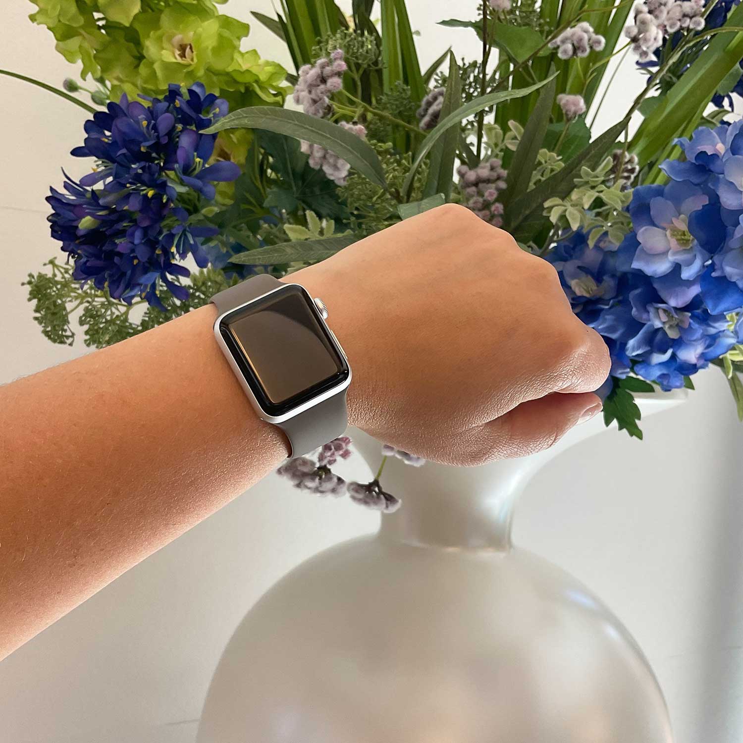 Apple-Watch-sport-band-kust-grijs-7440850019020-23watches-sfeer2