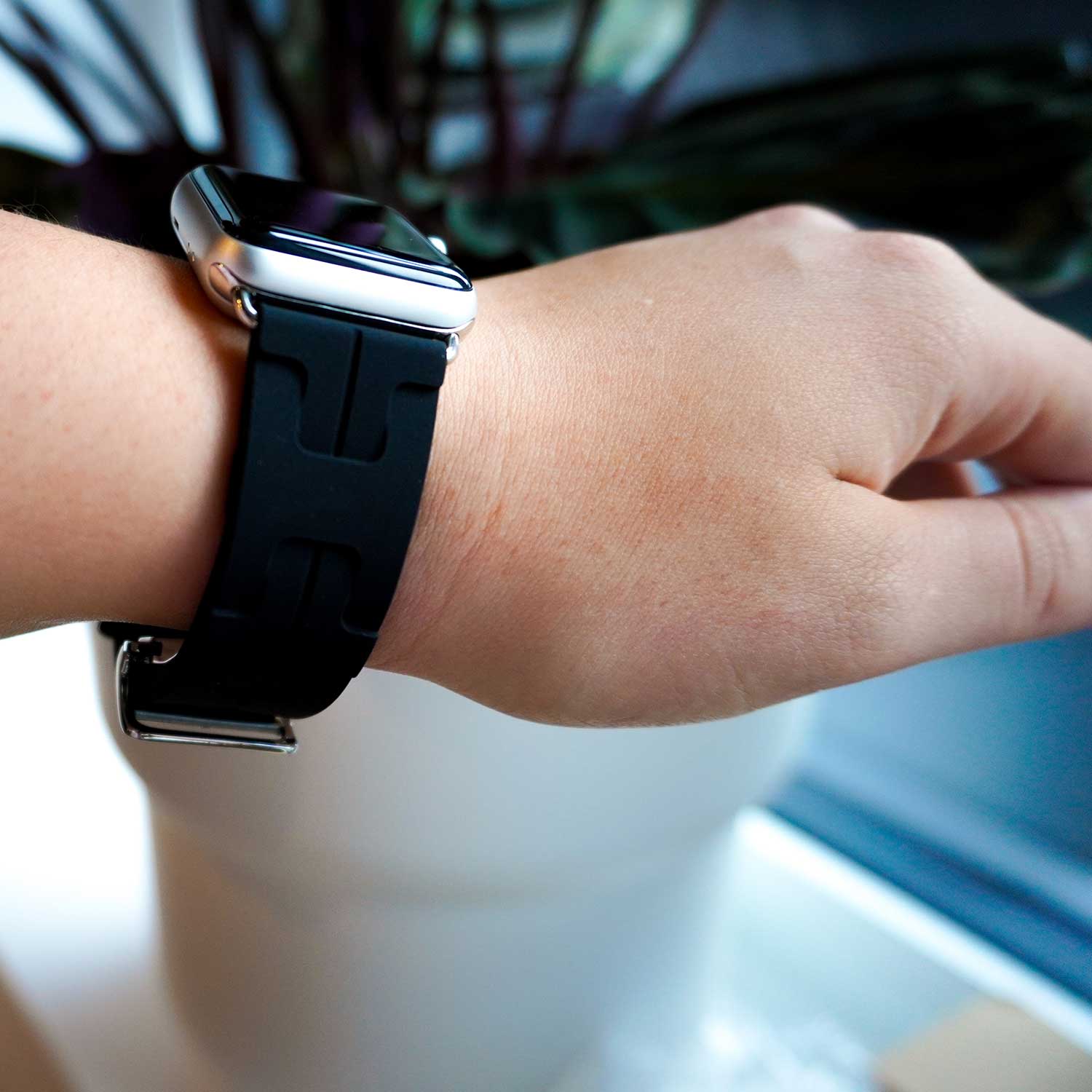 Apple-Watch-sport-Hermes-kilim-single-tour-zwart-7440850166113-123watches-sfeer