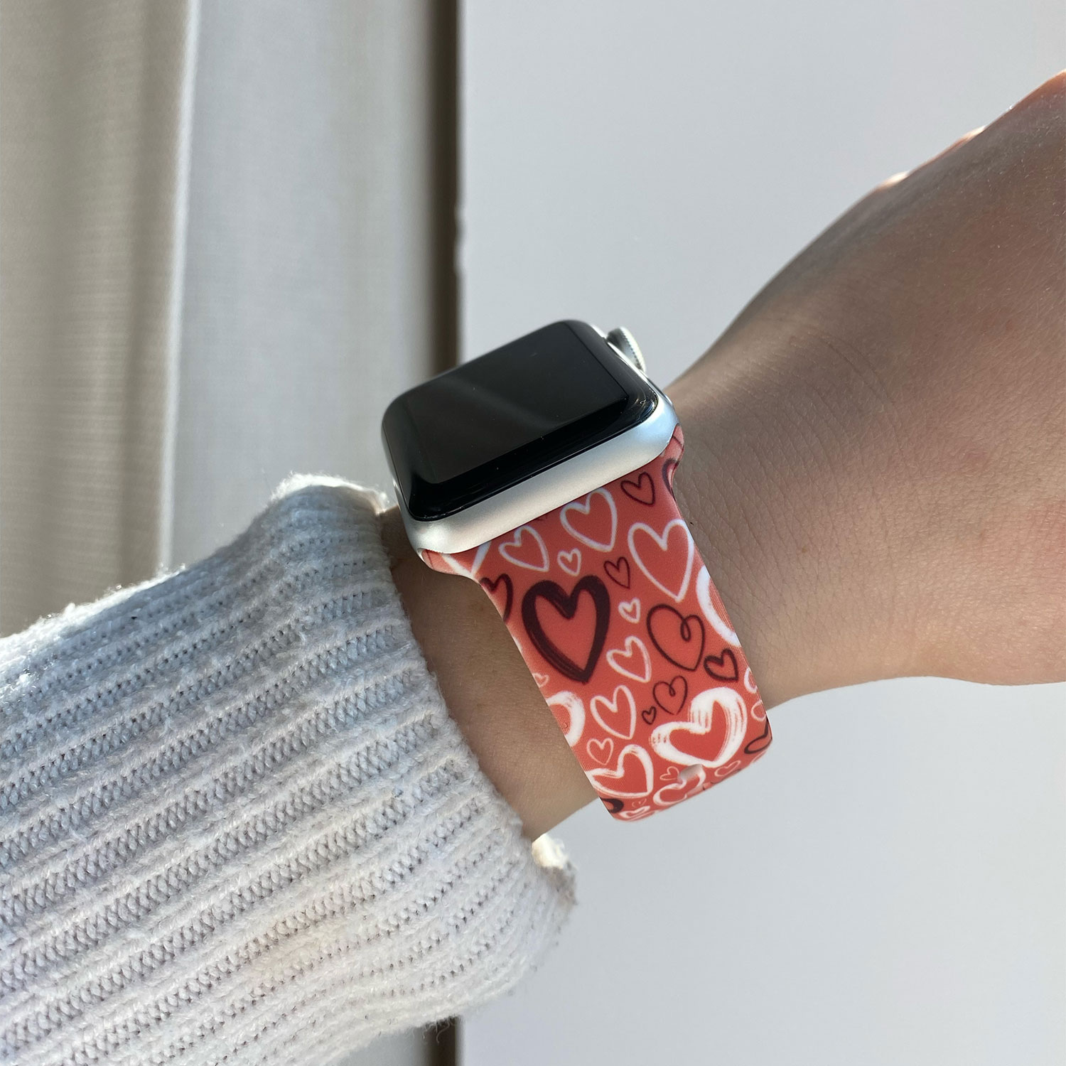 Apple-Watch-bandje-siliconen-hartjes-print-rood-sluiting-sfeerfoto-7440850360313