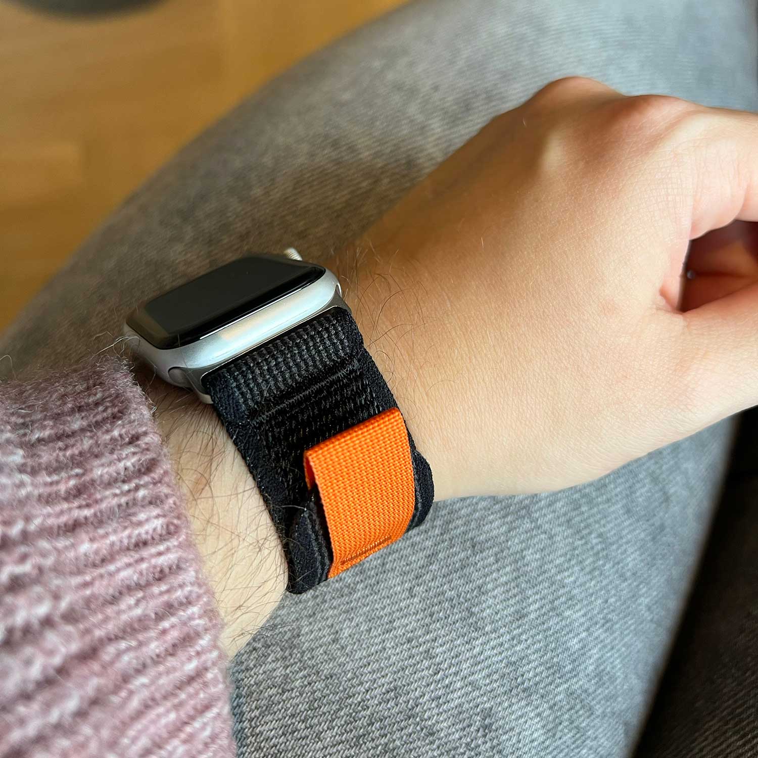 Apple-Watch-nylon-trail-band-zwart-grijs-7440850088002-123watches-sfeer