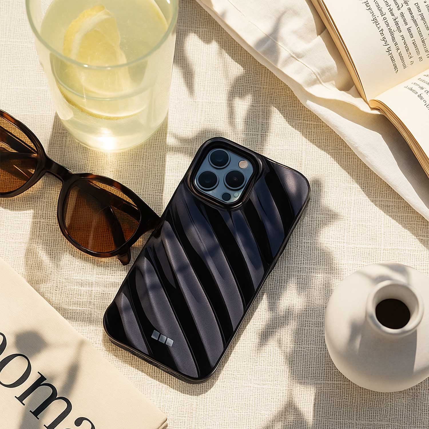 iPhone-15-Pro-telefoonhoesje-Lustra-zwart-7440850370381-123watches-sfeerfoto-2
