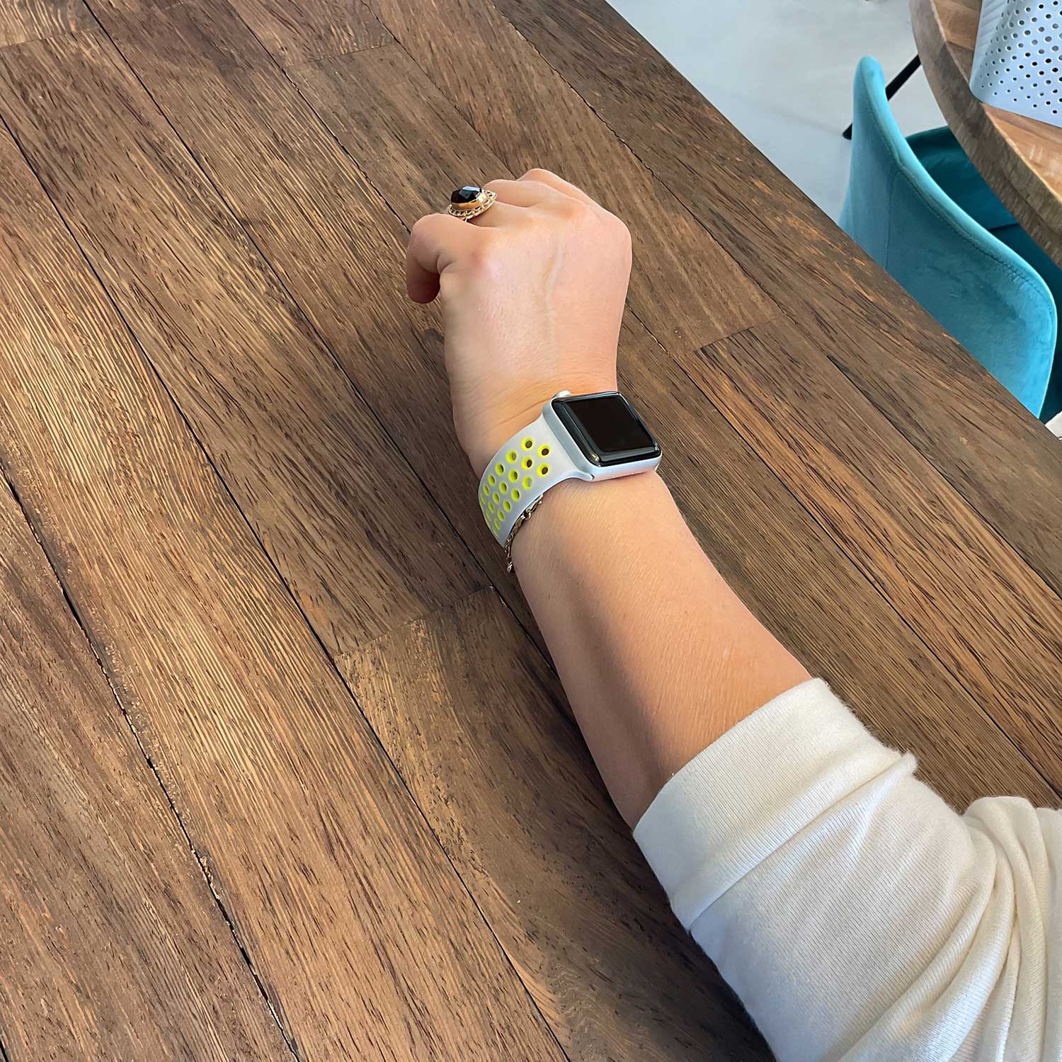 Apple-Watch-dubbel-sport-band-grijs-geel-7434008456454-123watches-sfeer