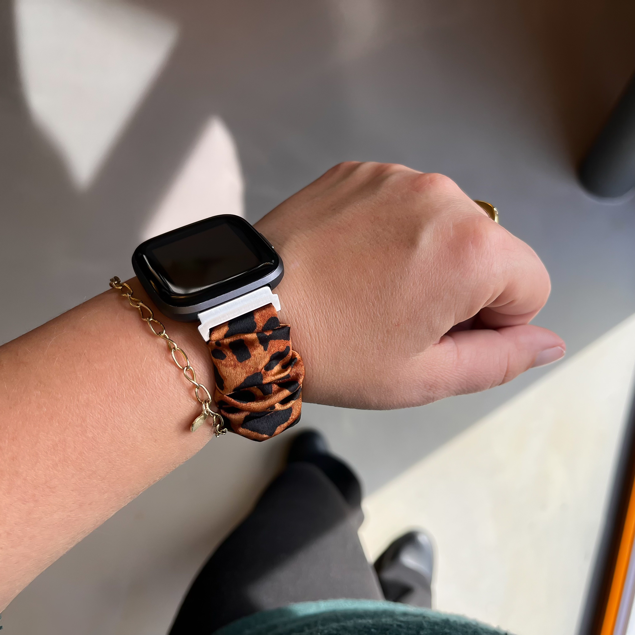 Fitbit Versa nylon scrunchie band - panter bruin