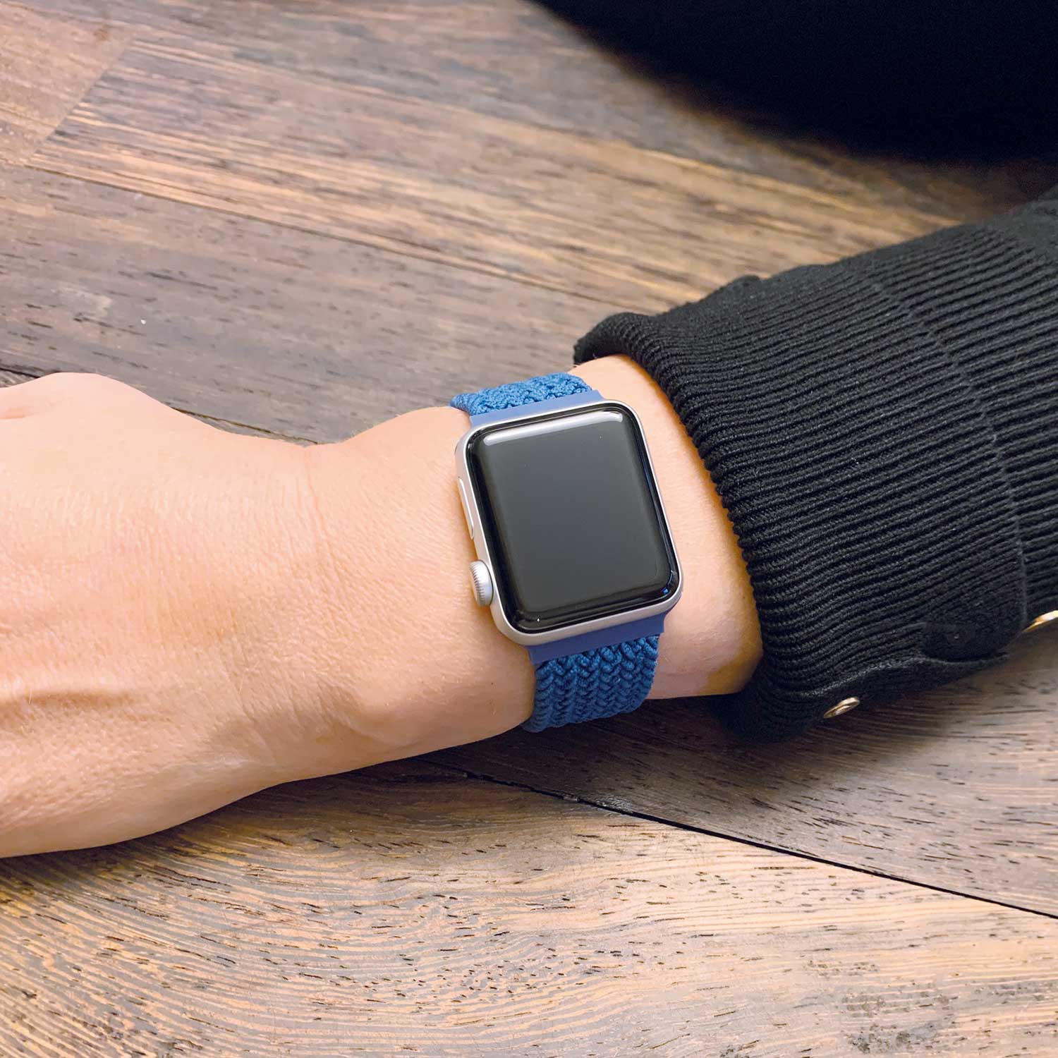 Apple-Watch-gevlochten-solo-band-atlantische-blauw-7440849811864-123watches-sfeer